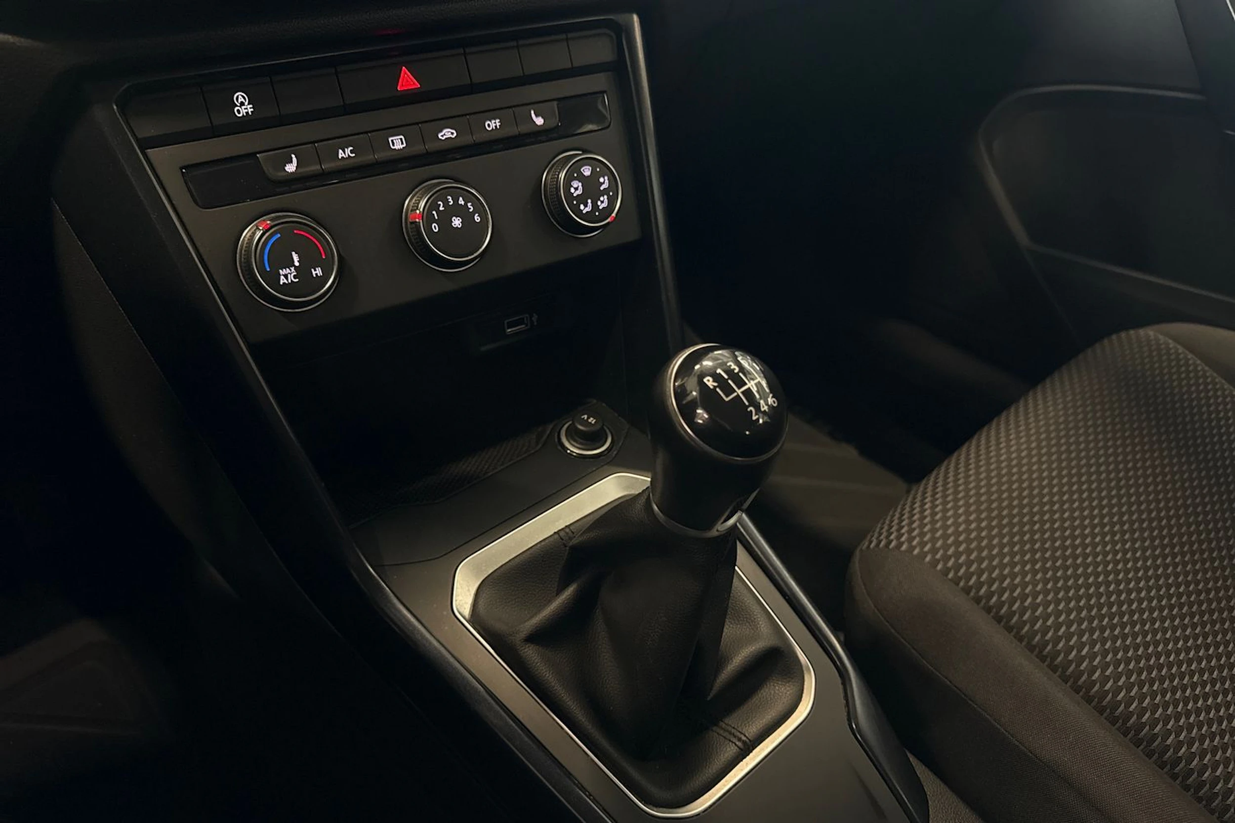 valkoinen Volkswagen T-Roc 2018 kuva 15.