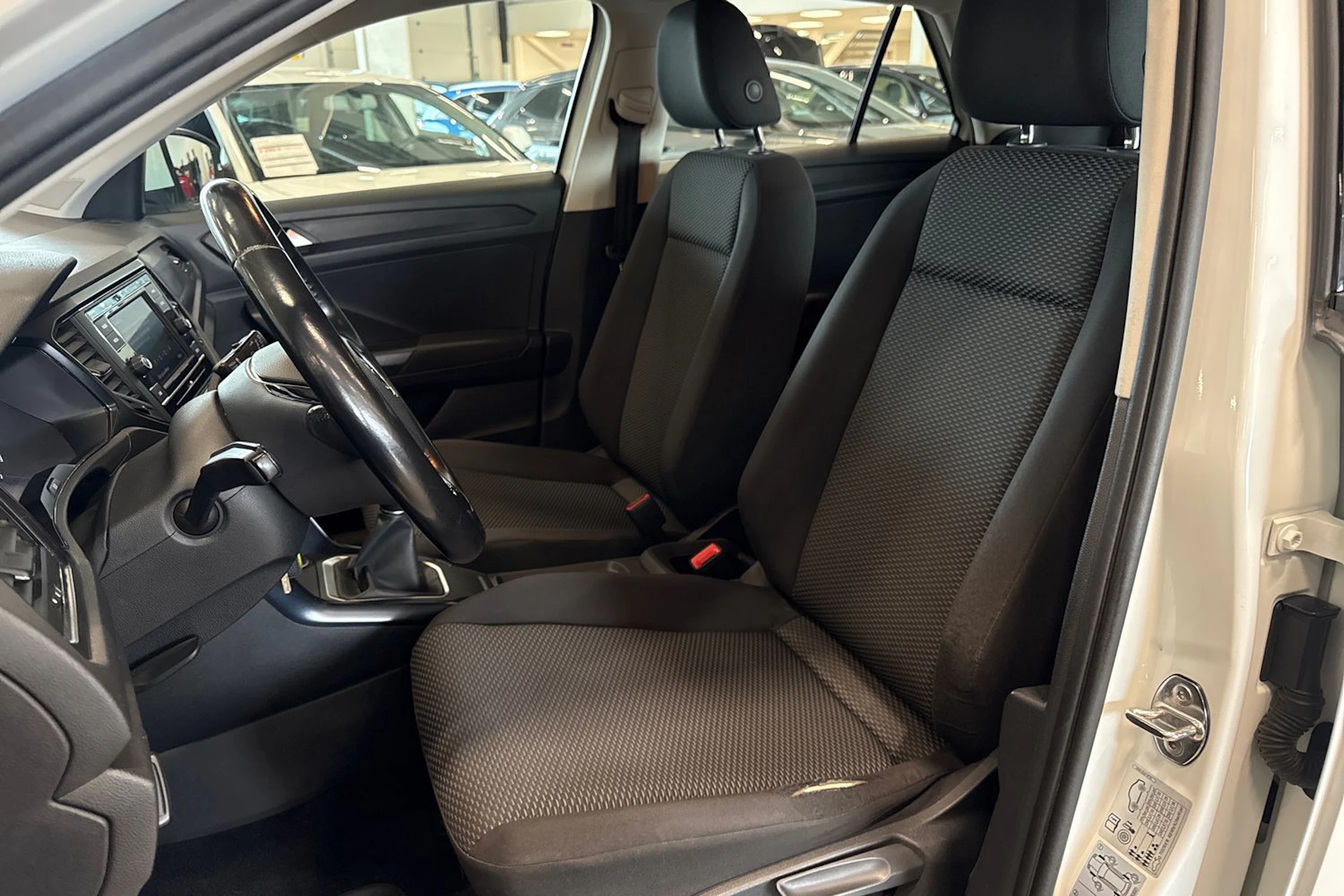 valkoinen Volkswagen T-Roc 2018 kuva 17.