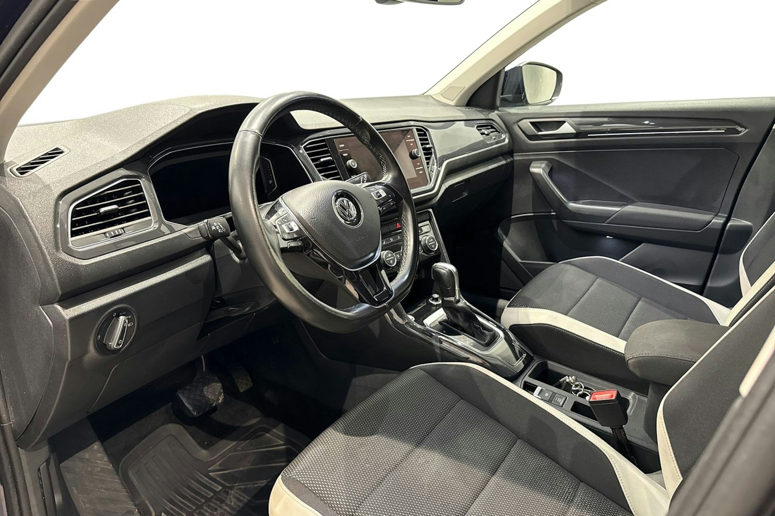 sininen Volkswagen T-Roc 2018 kuva 7.