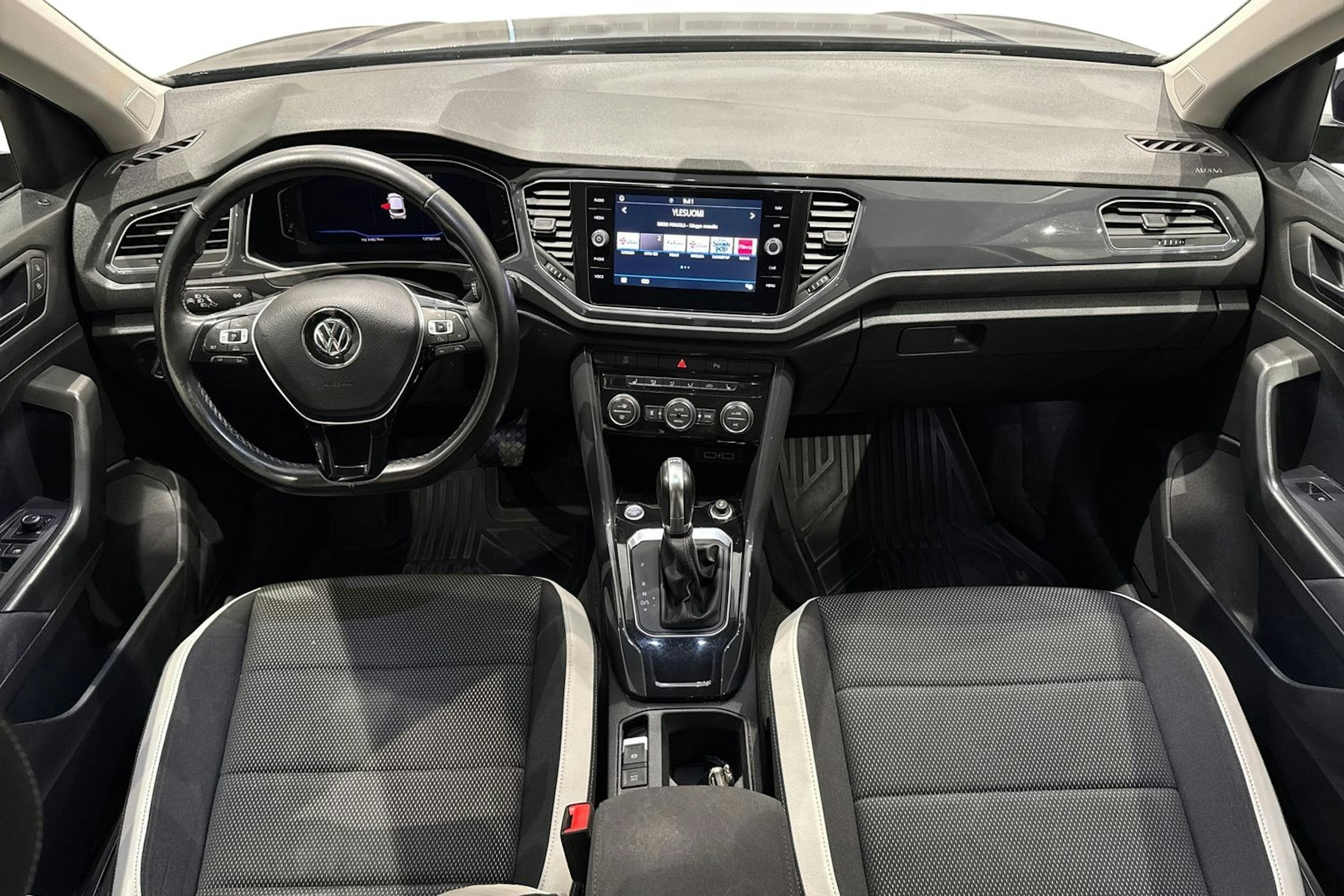 sininen Volkswagen T-Roc 2018 kuva 9.