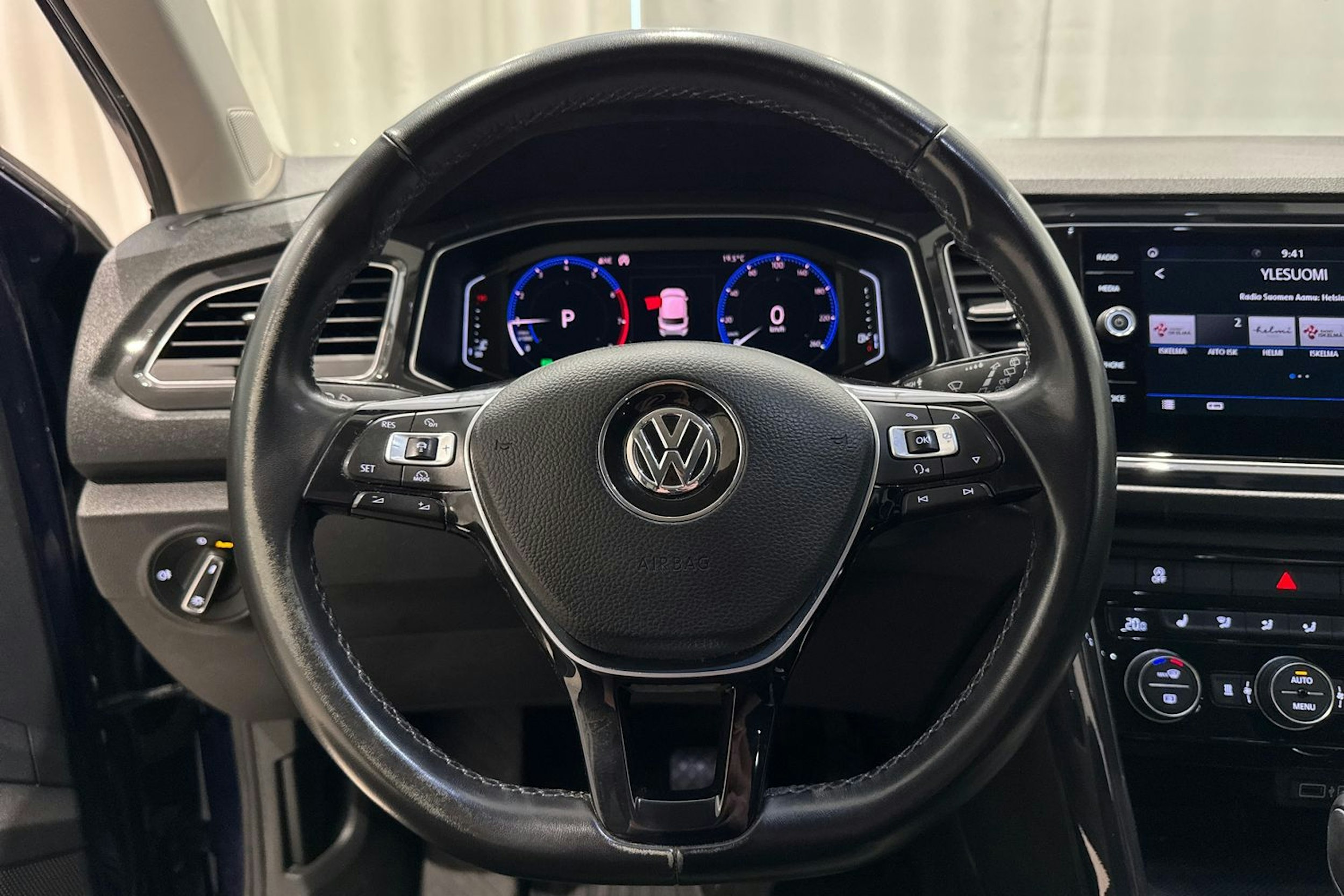 sininen Volkswagen T-Roc 2018 kuva 15.