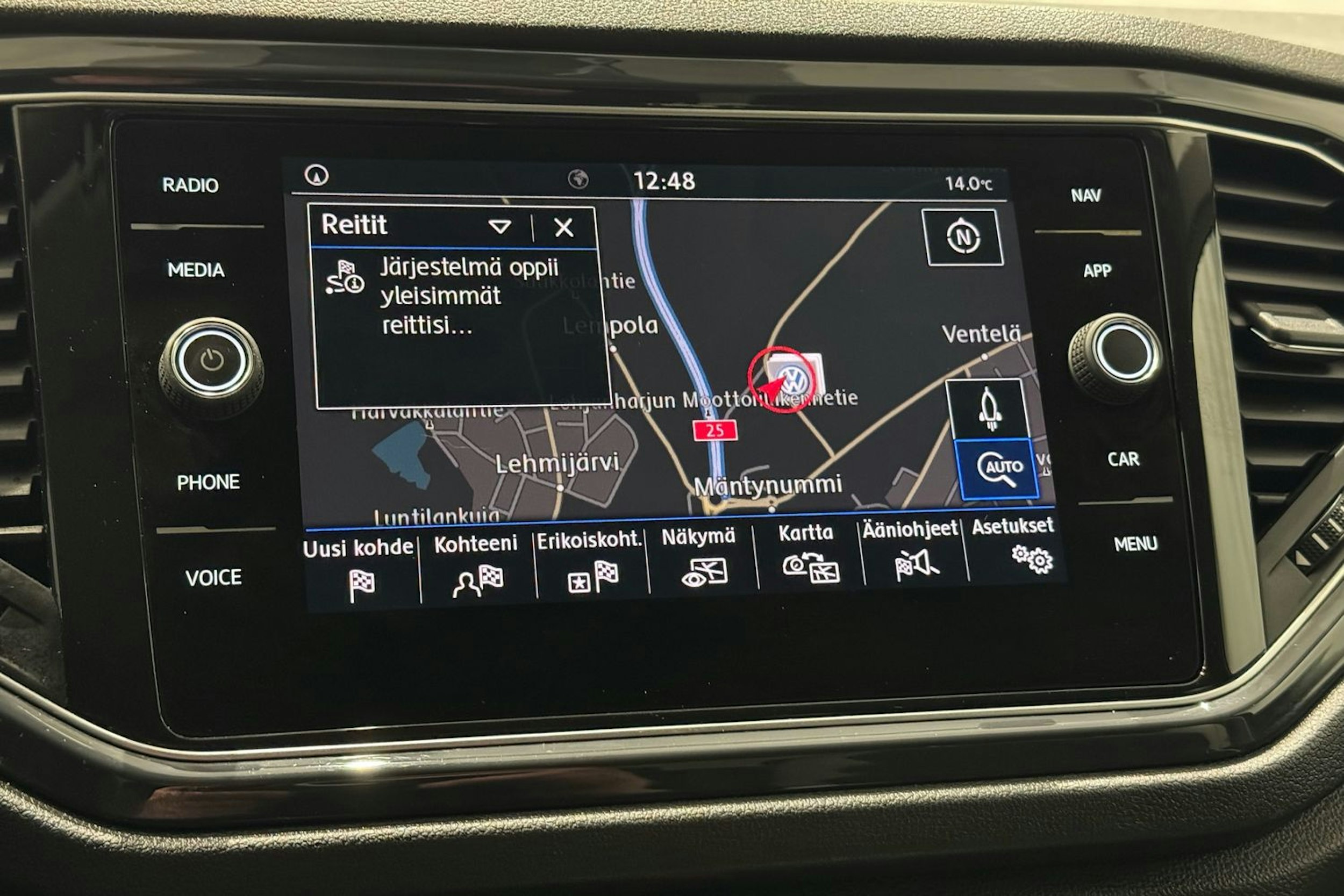 sininen Volkswagen T-Roc 2018 kuva 23.