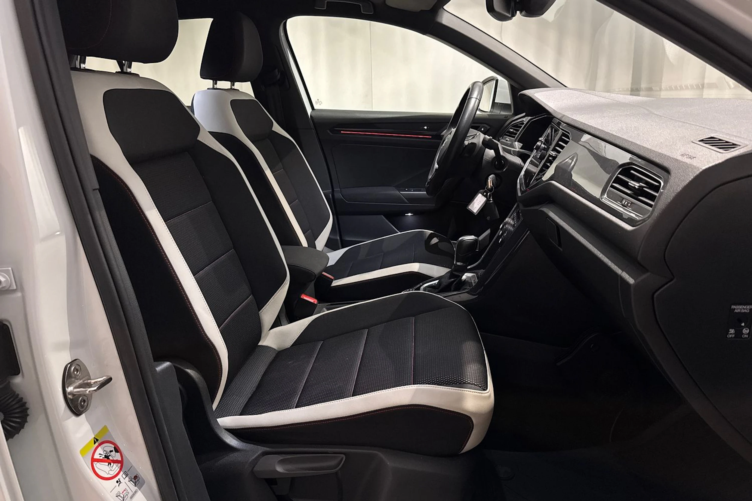 valkoinen Volkswagen T-Roc 2018 kuva 19.