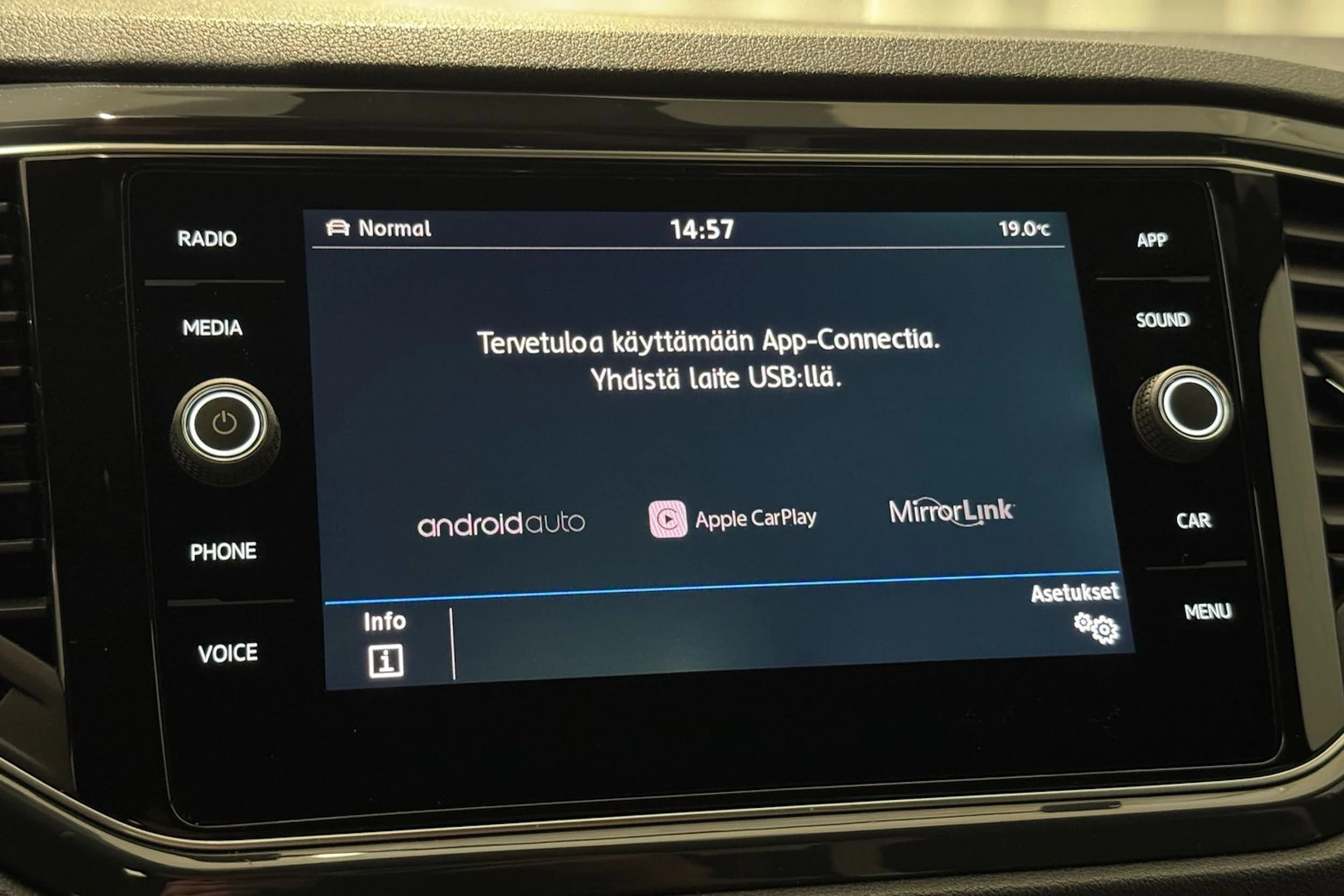 valkoinen Volkswagen T-Roc 2018 kuva 24.