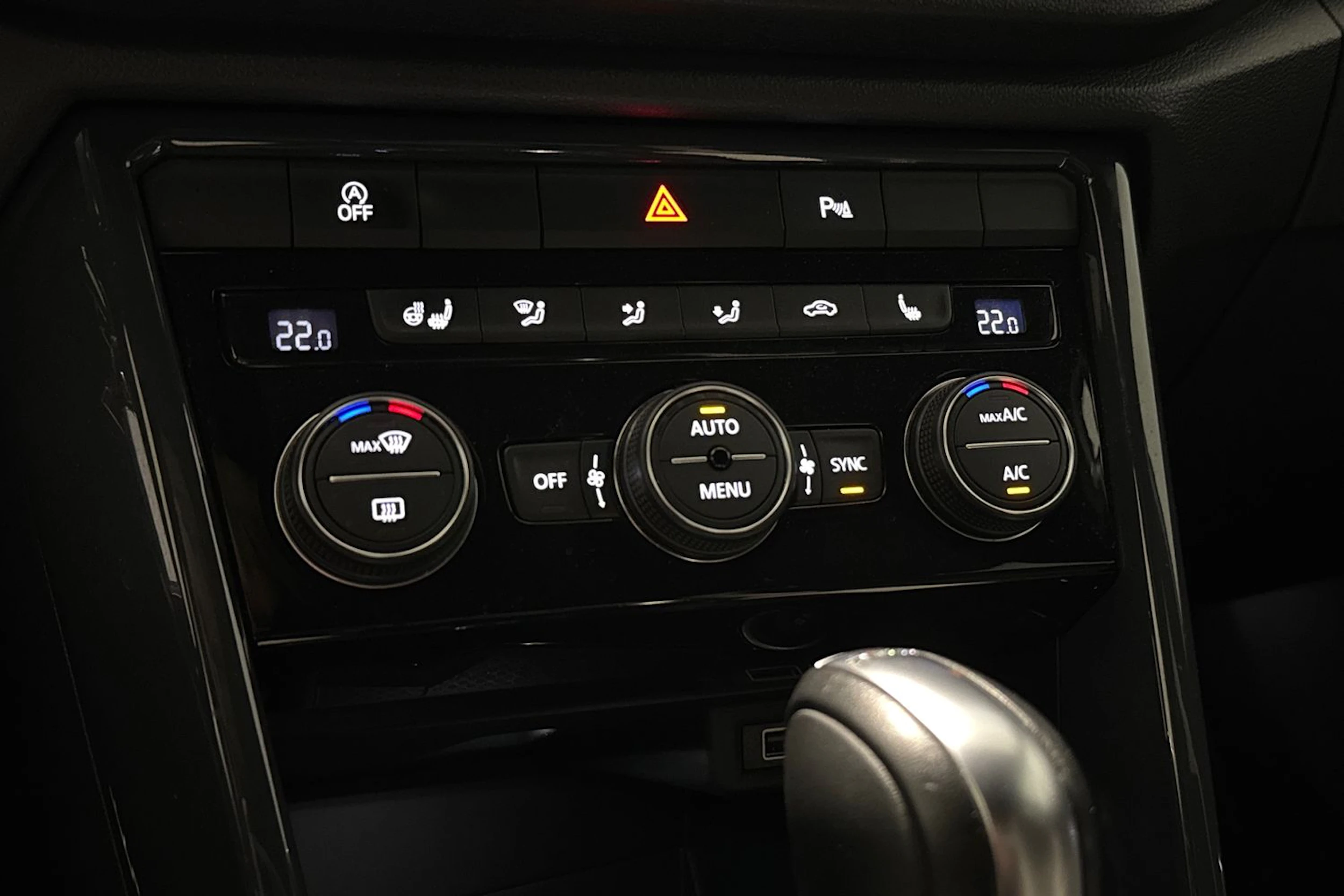 valkoinen Volkswagen T-Roc 2018 kuva 28.