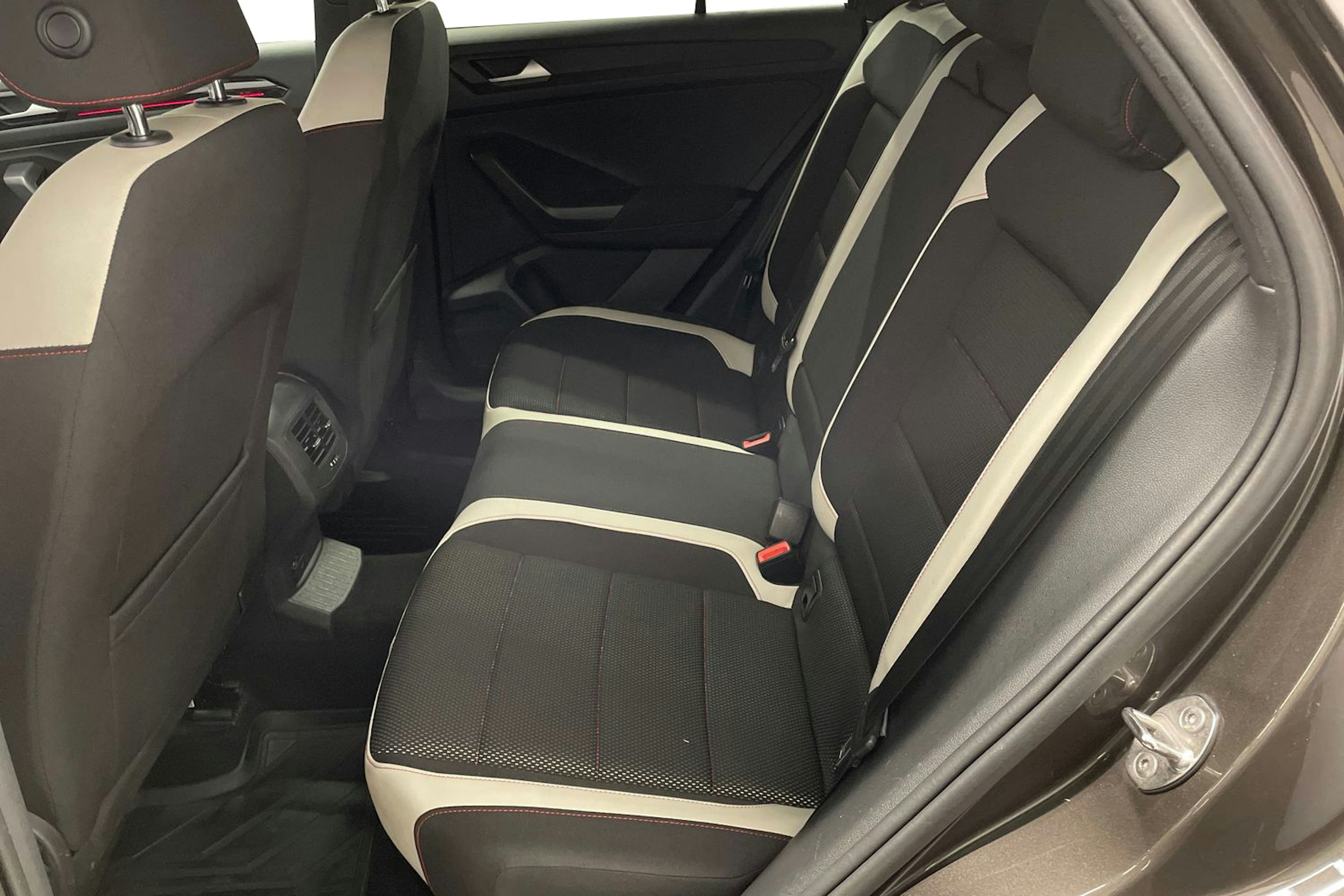 ruskea (beige) Volkswagen T-Roc 2018 kuva 10.