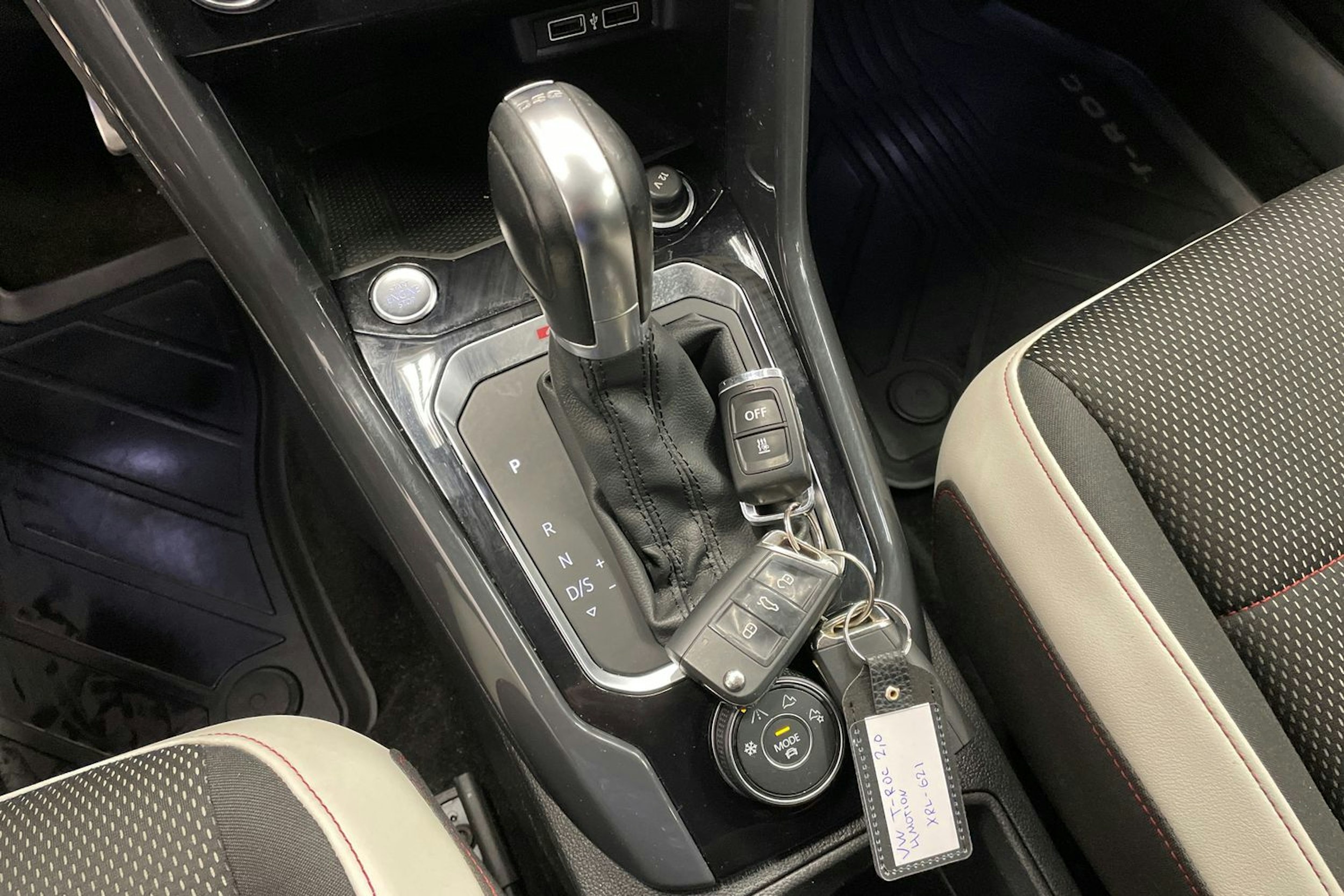 ruskea (beige) Volkswagen T-Roc 2018 kuva 17.