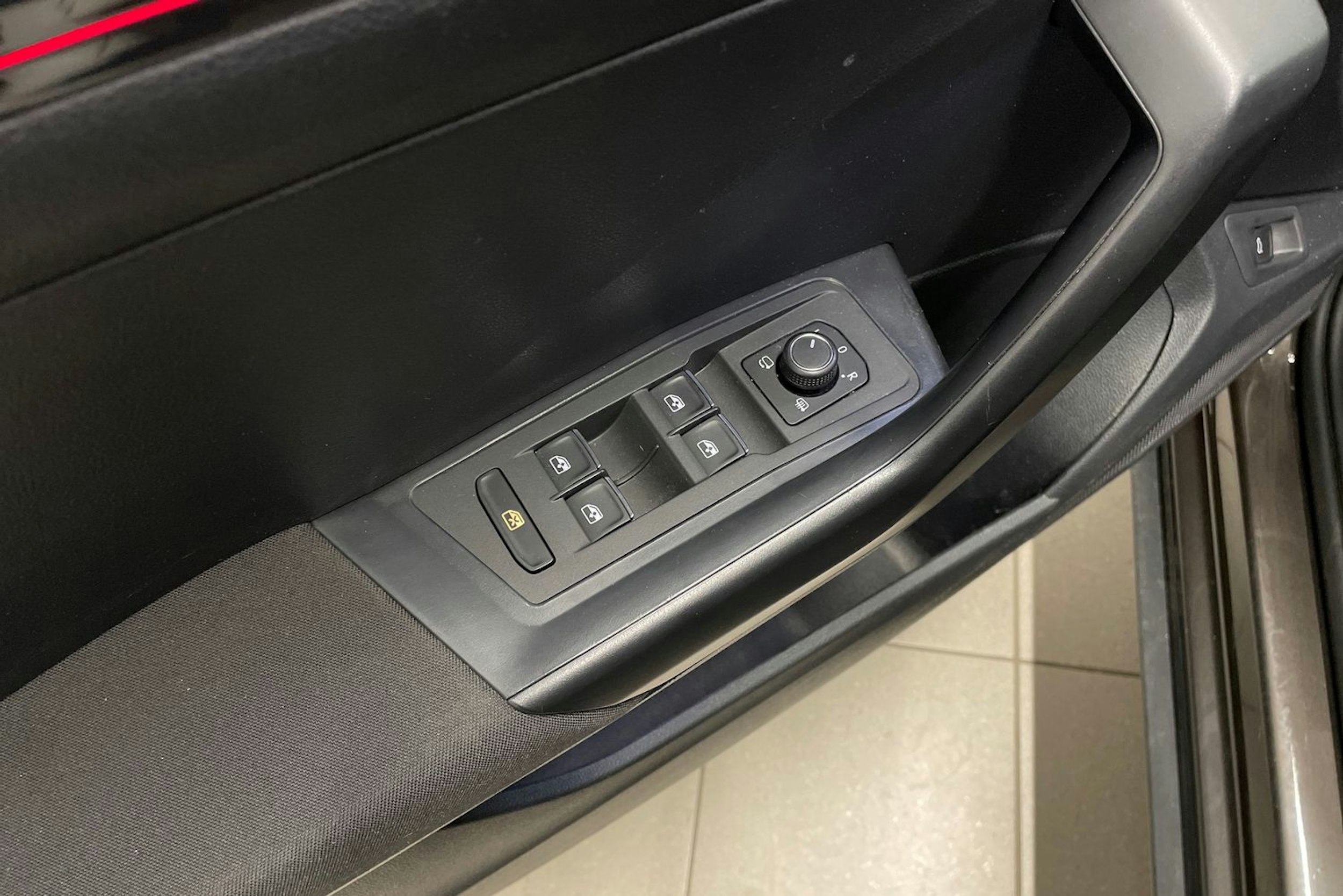 ruskea (beige) Volkswagen T-Roc 2018 kuva 20.