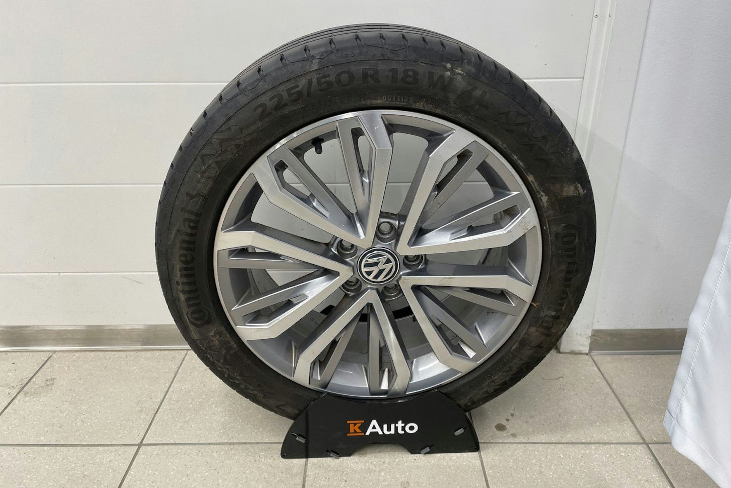 ruskea (beige) Volkswagen T-Roc 2018 kuva 24.