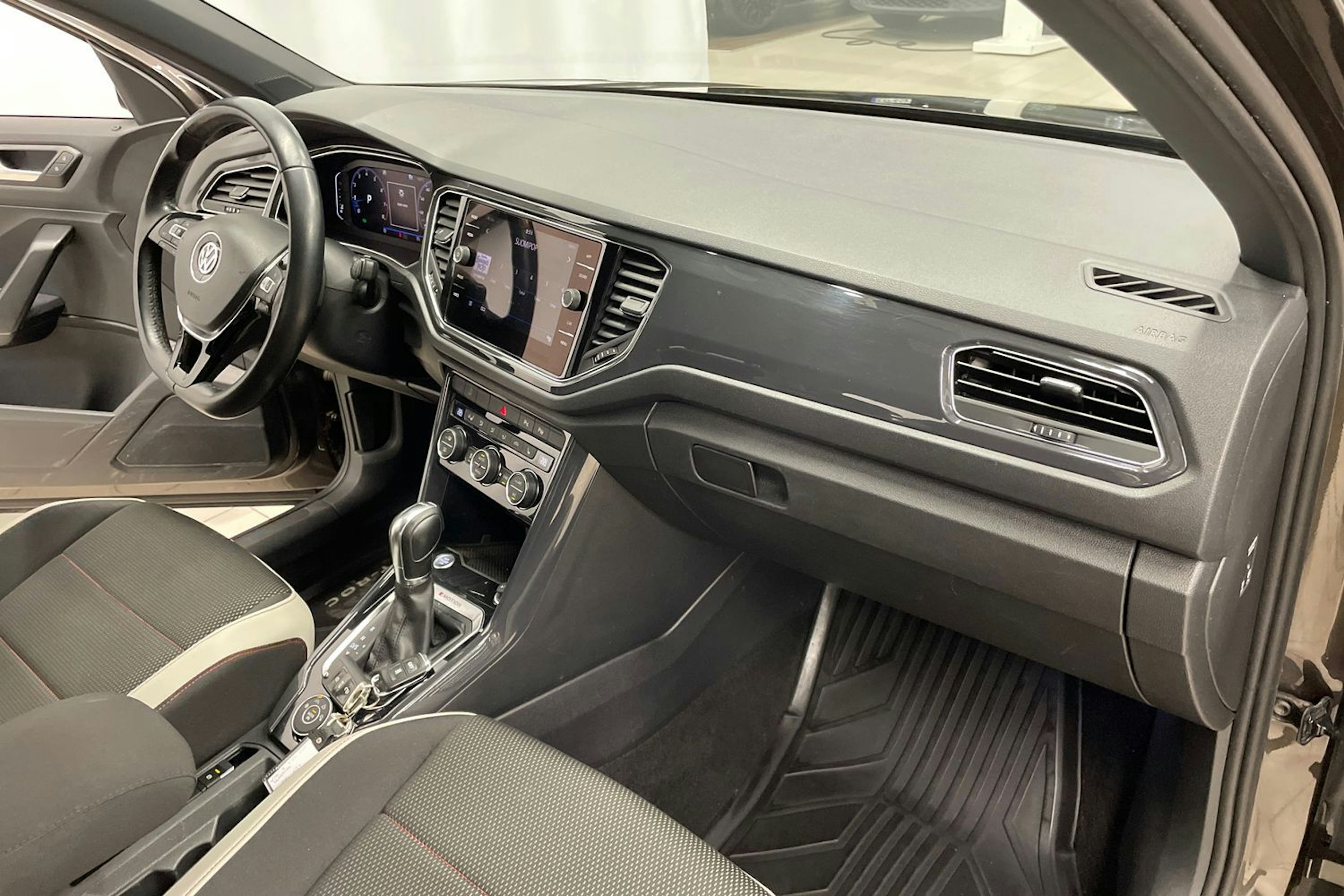 ruskea (beige) Volkswagen T-Roc 2018 kuva 26.