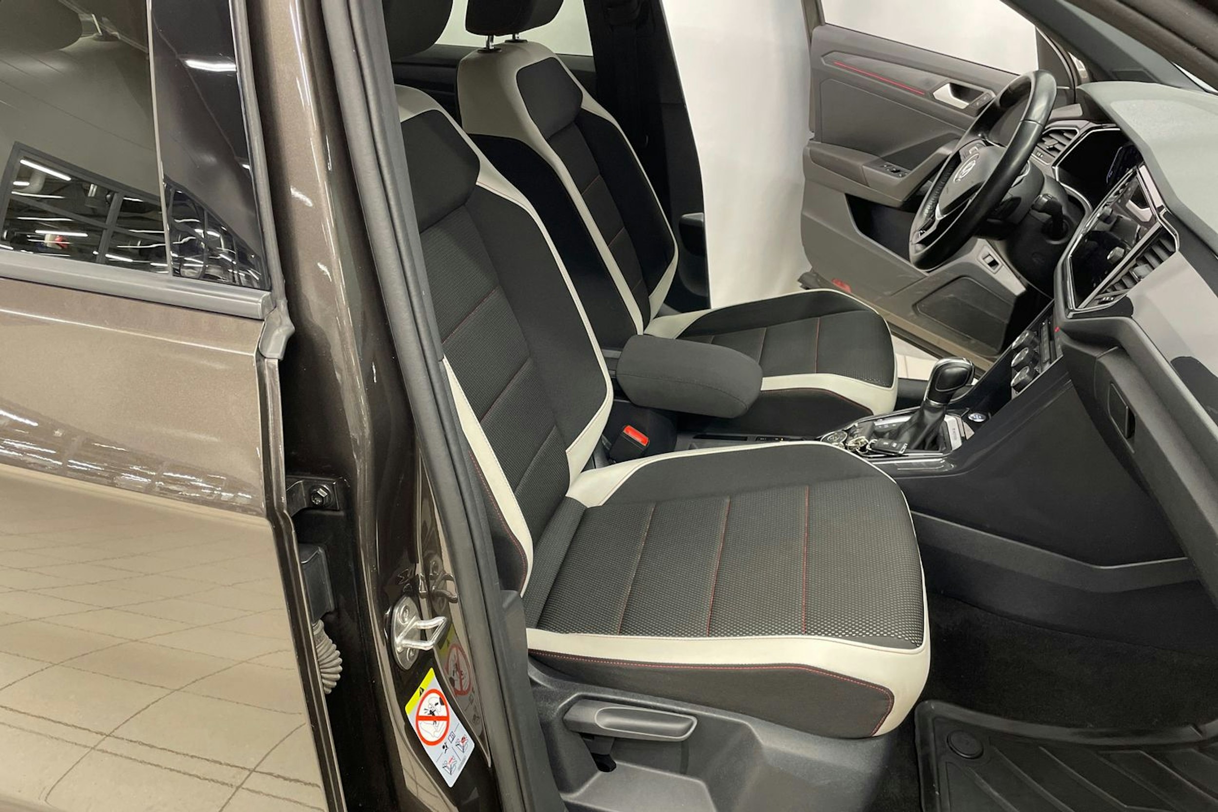 ruskea (beige) Volkswagen T-Roc 2018 kuva 27.