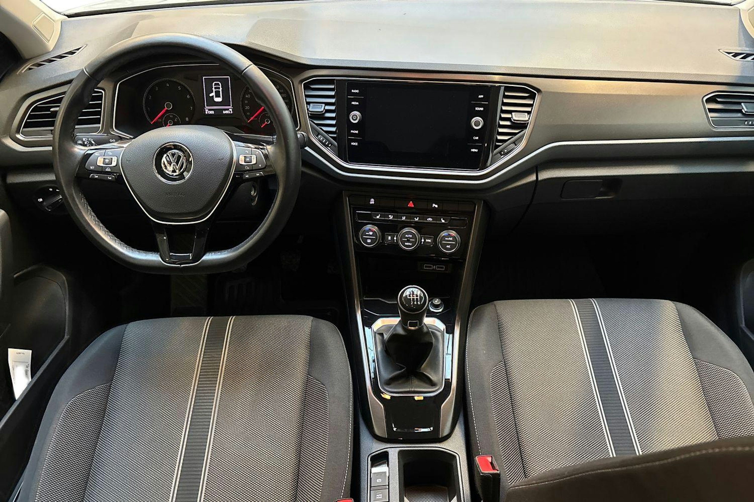 valkoinen Volkswagen T-Roc 2018 kuva 9.