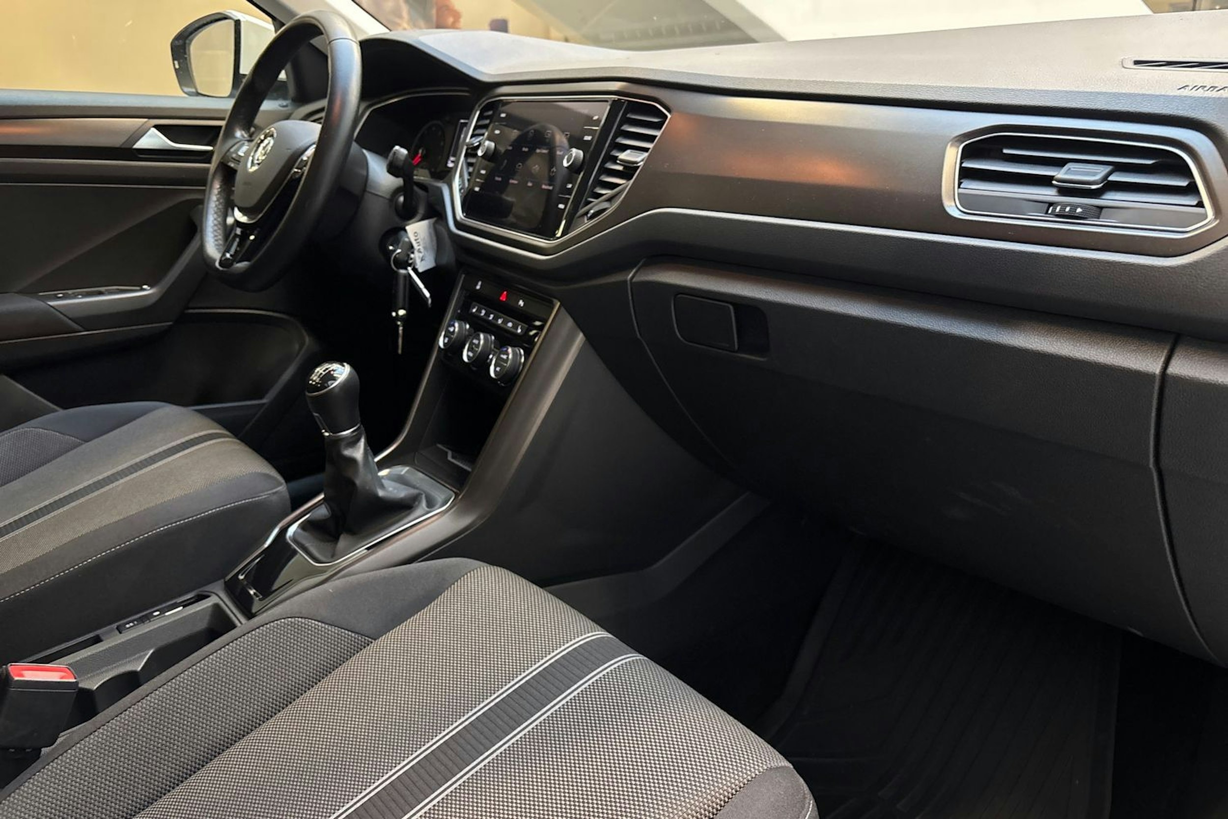 valkoinen Volkswagen T-Roc 2018 kuva 24.