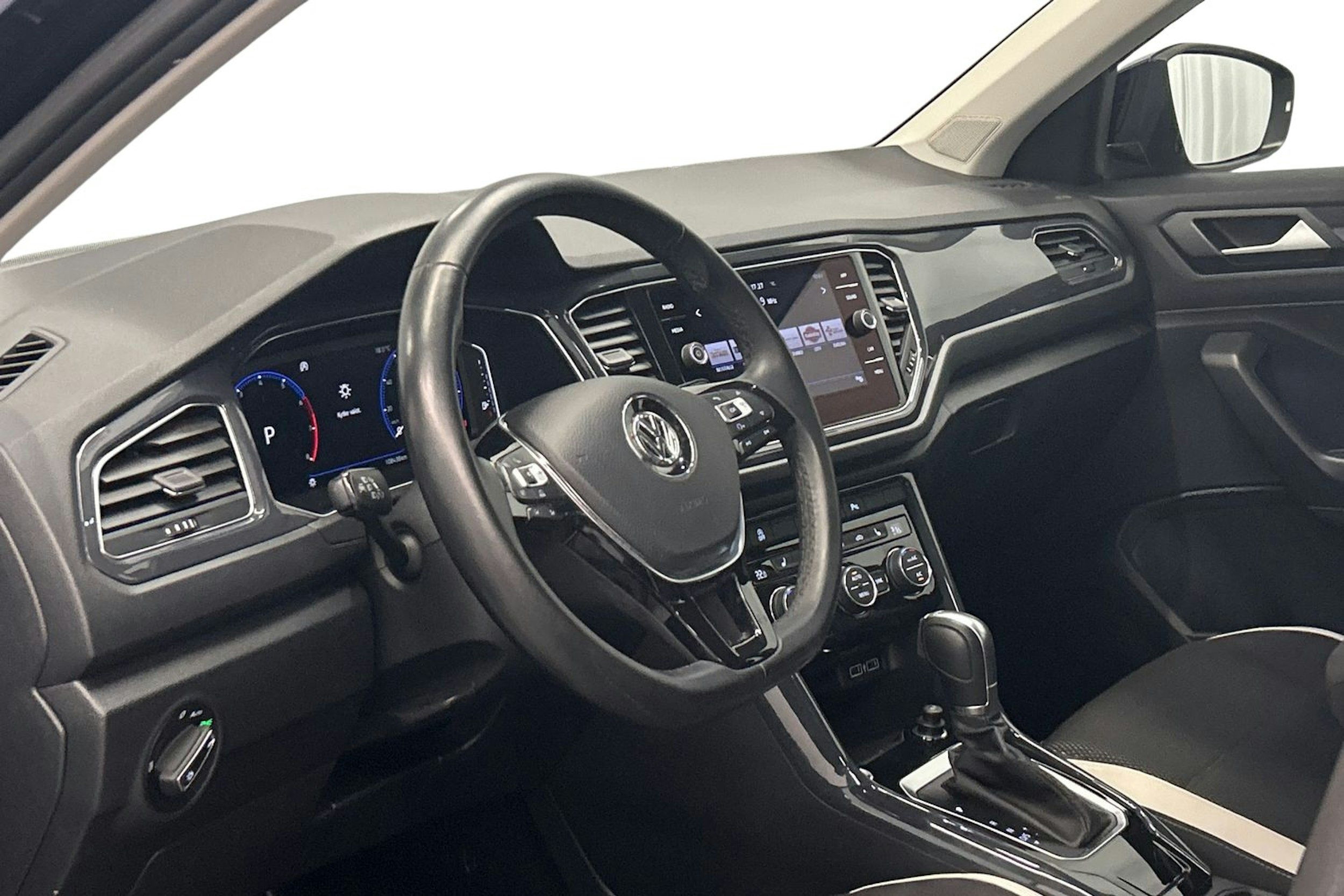 sininen Volkswagen T-Roc 2018 kuva 7.