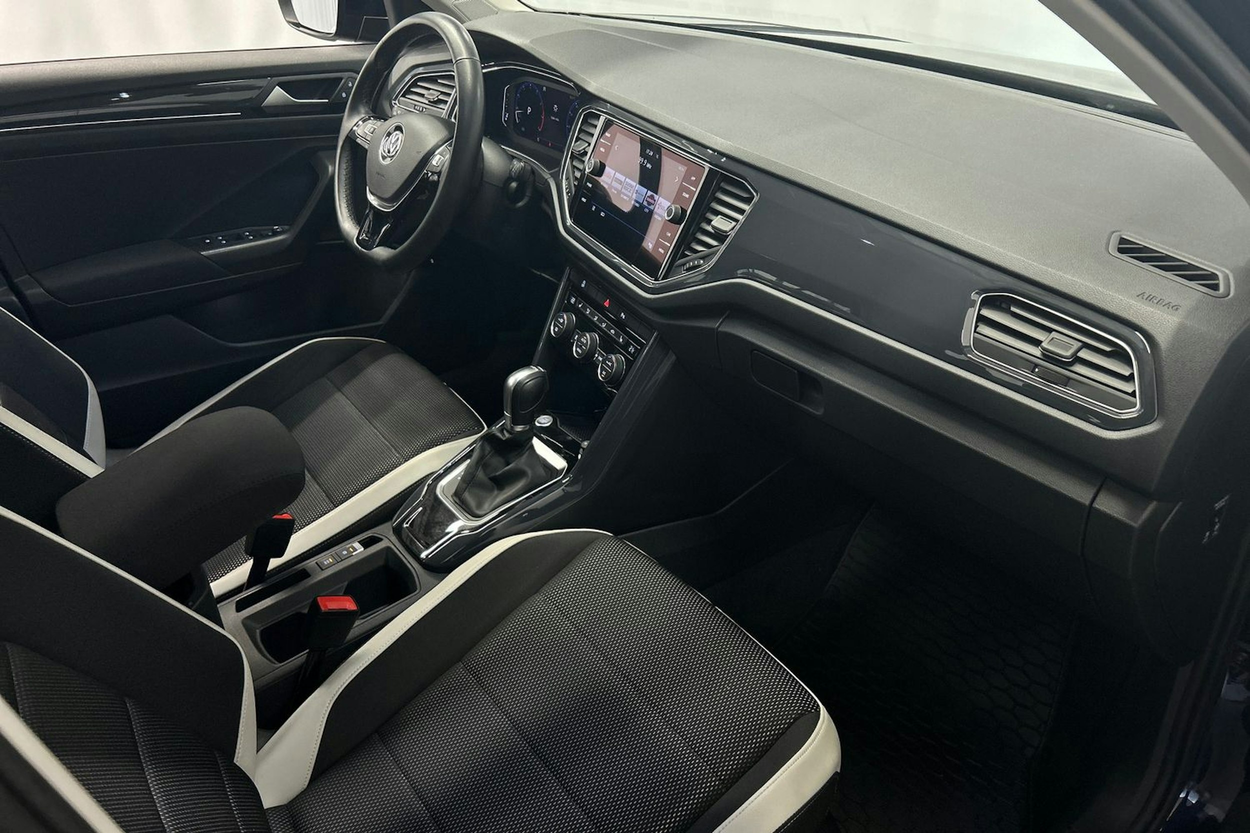 sininen Volkswagen T-Roc 2018 kuva 14.
