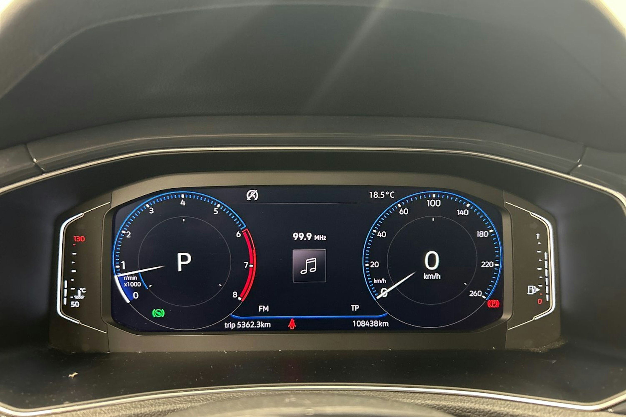 sininen Volkswagen T-Roc 2018 kuva 16.