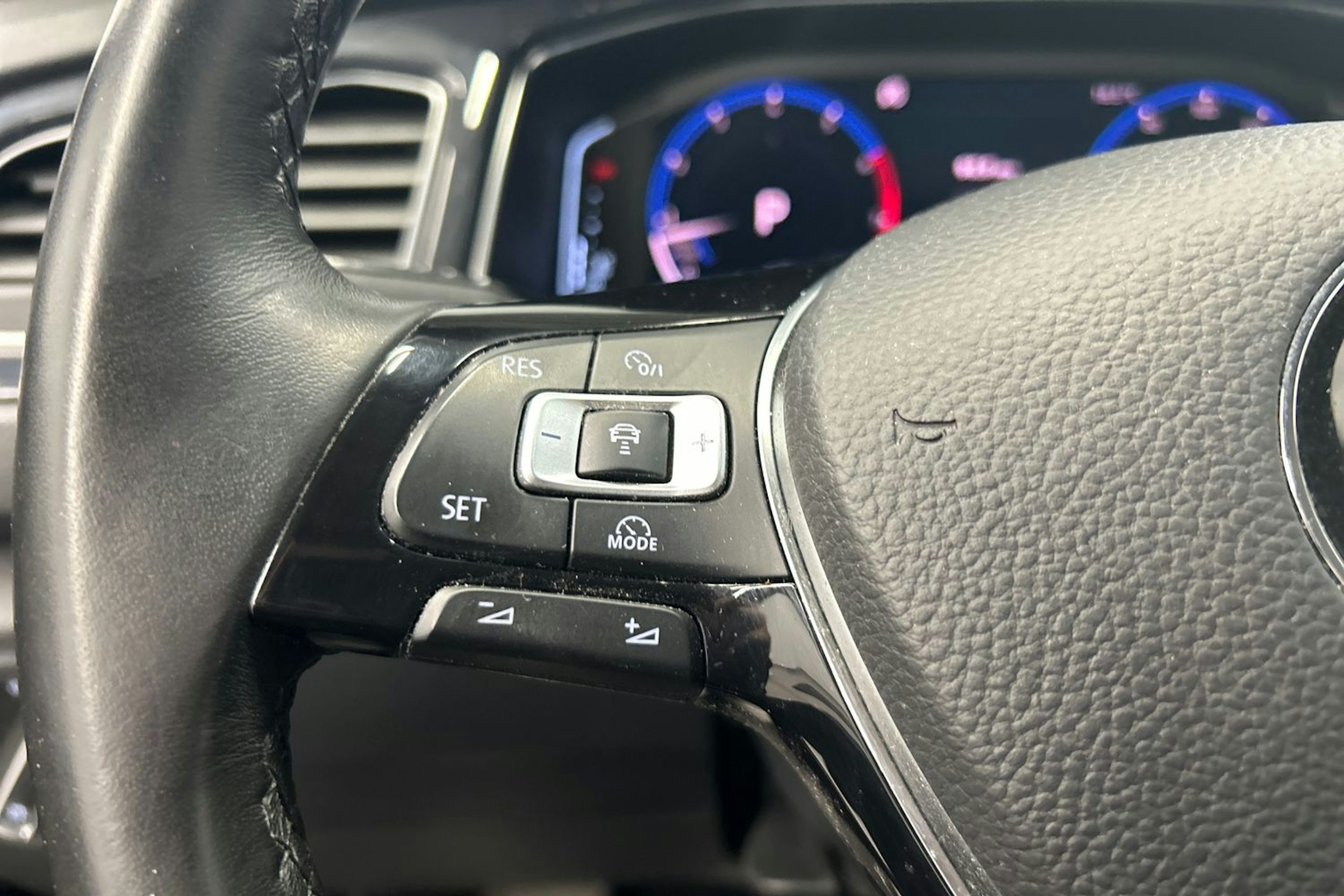 sininen Volkswagen T-Roc 2018 kuva 17.