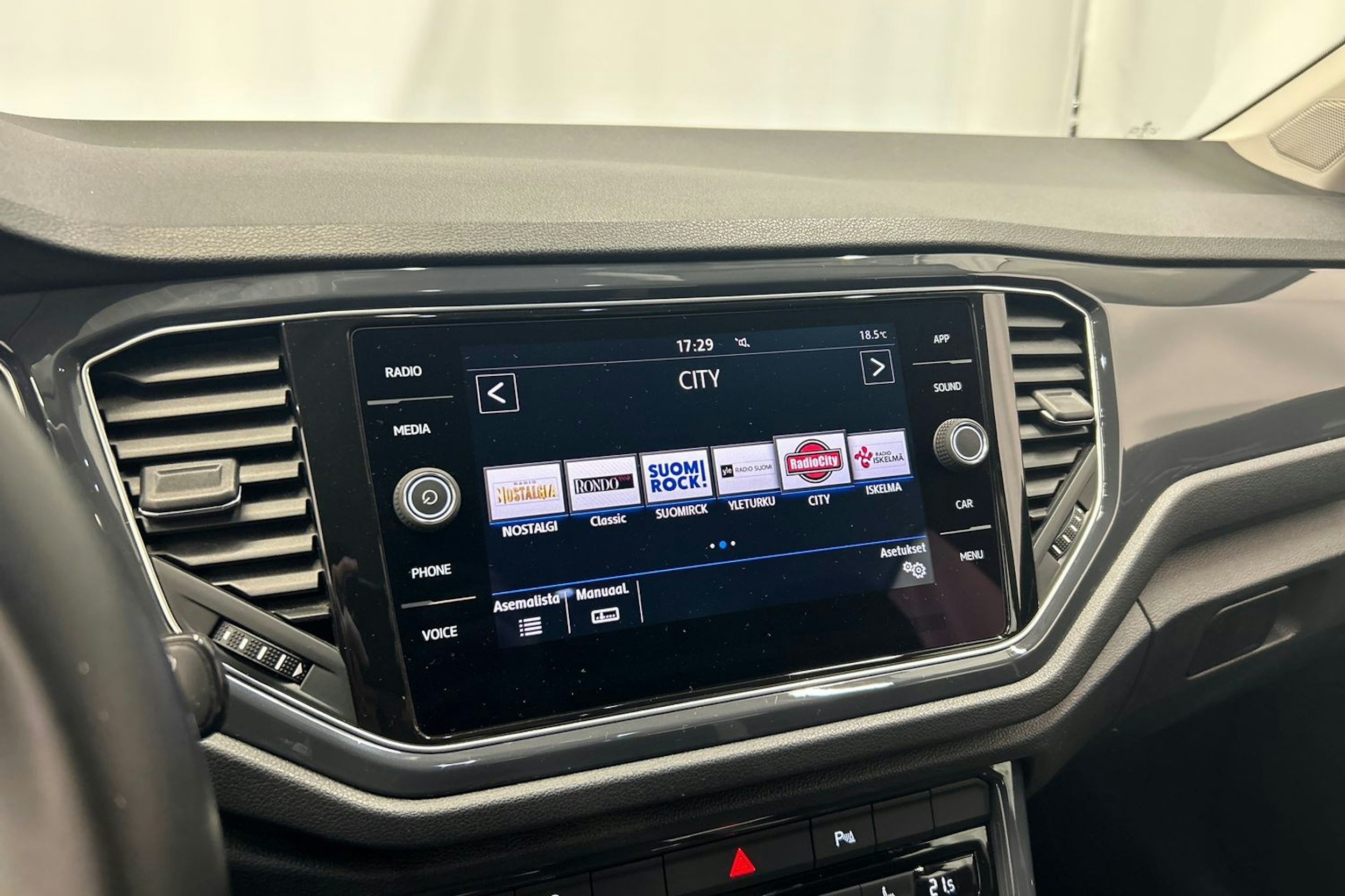 sininen Volkswagen T-Roc 2018 kuva 20.