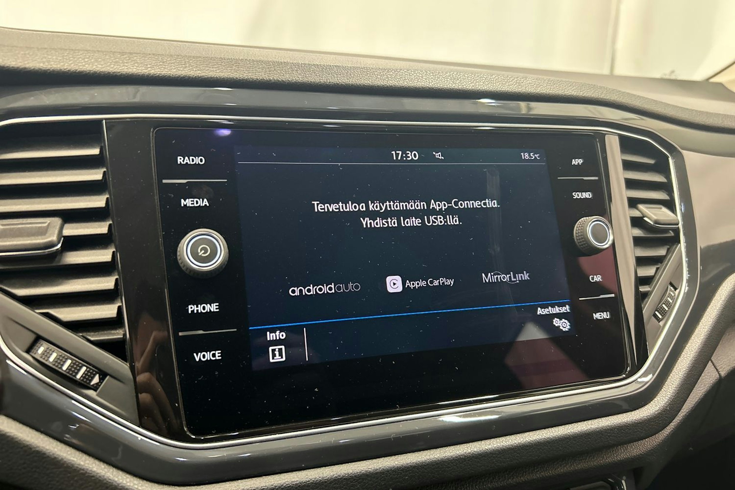 sininen Volkswagen T-Roc 2018 kuva 22.