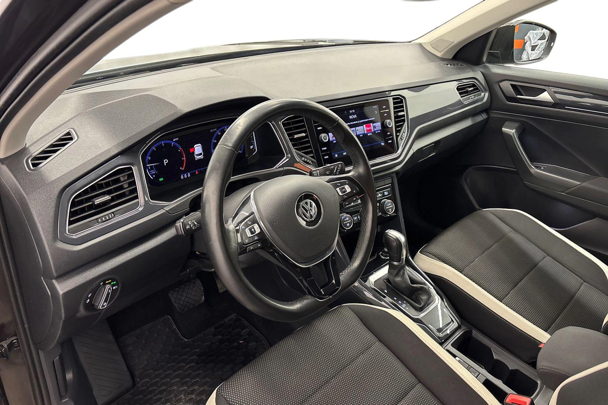 ruskea (beige) Volkswagen T-Roc 2018 kuva 6.