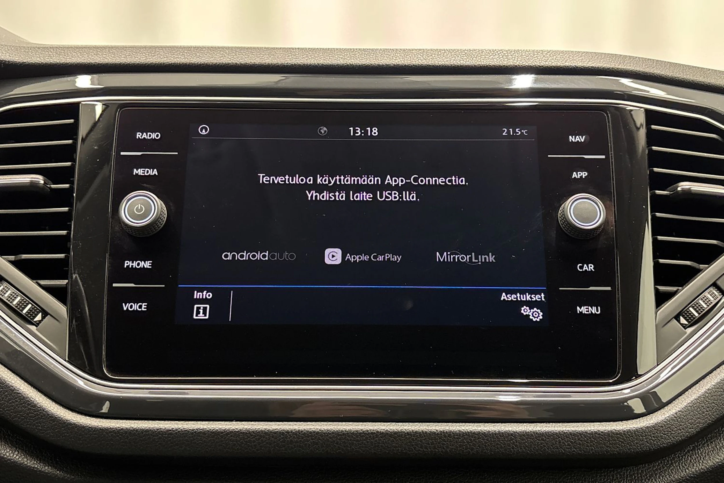 ruskea (beige) Volkswagen T-Roc 2018 kuva 18.