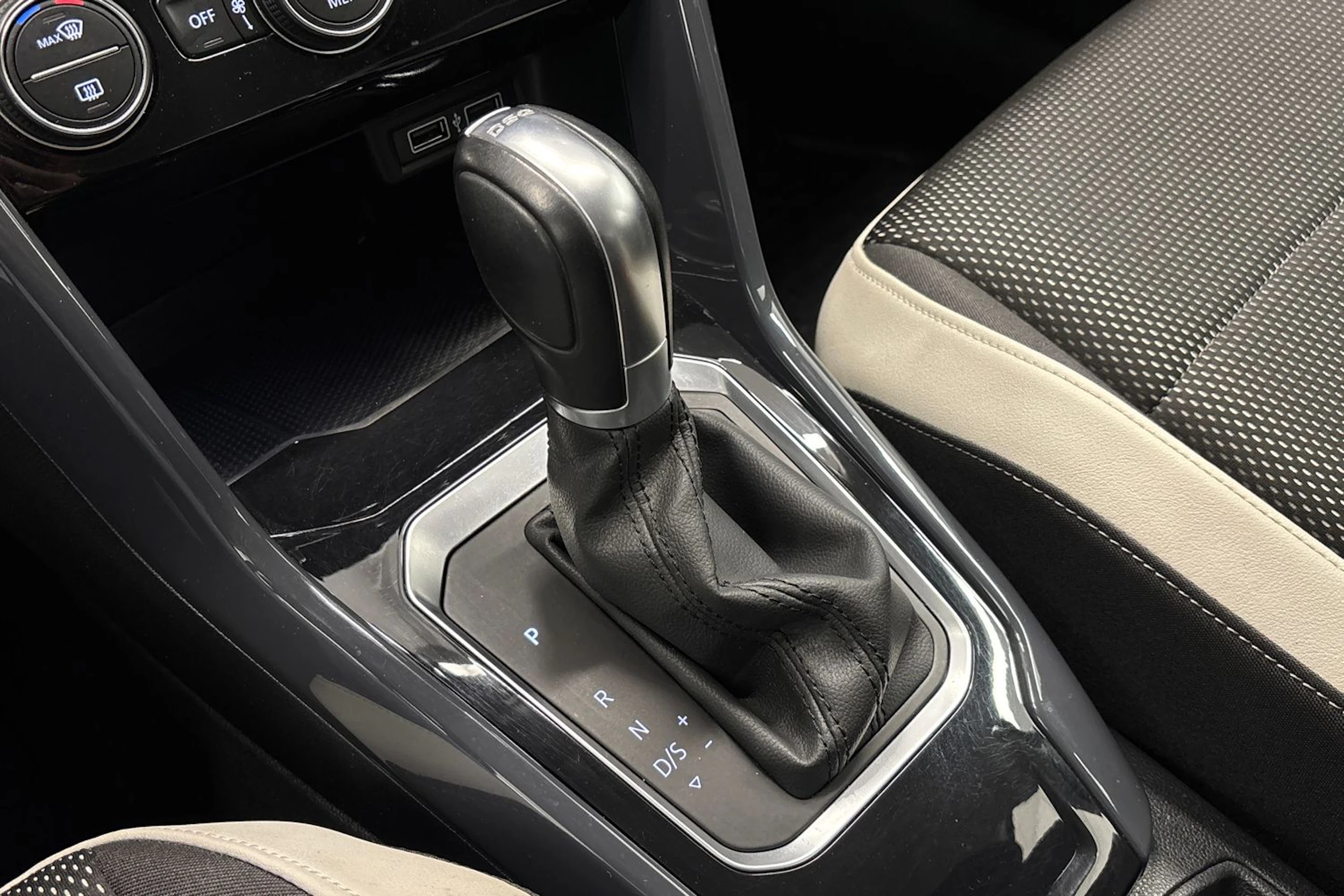 ruskea (beige) Volkswagen T-Roc 2018 kuva 22.