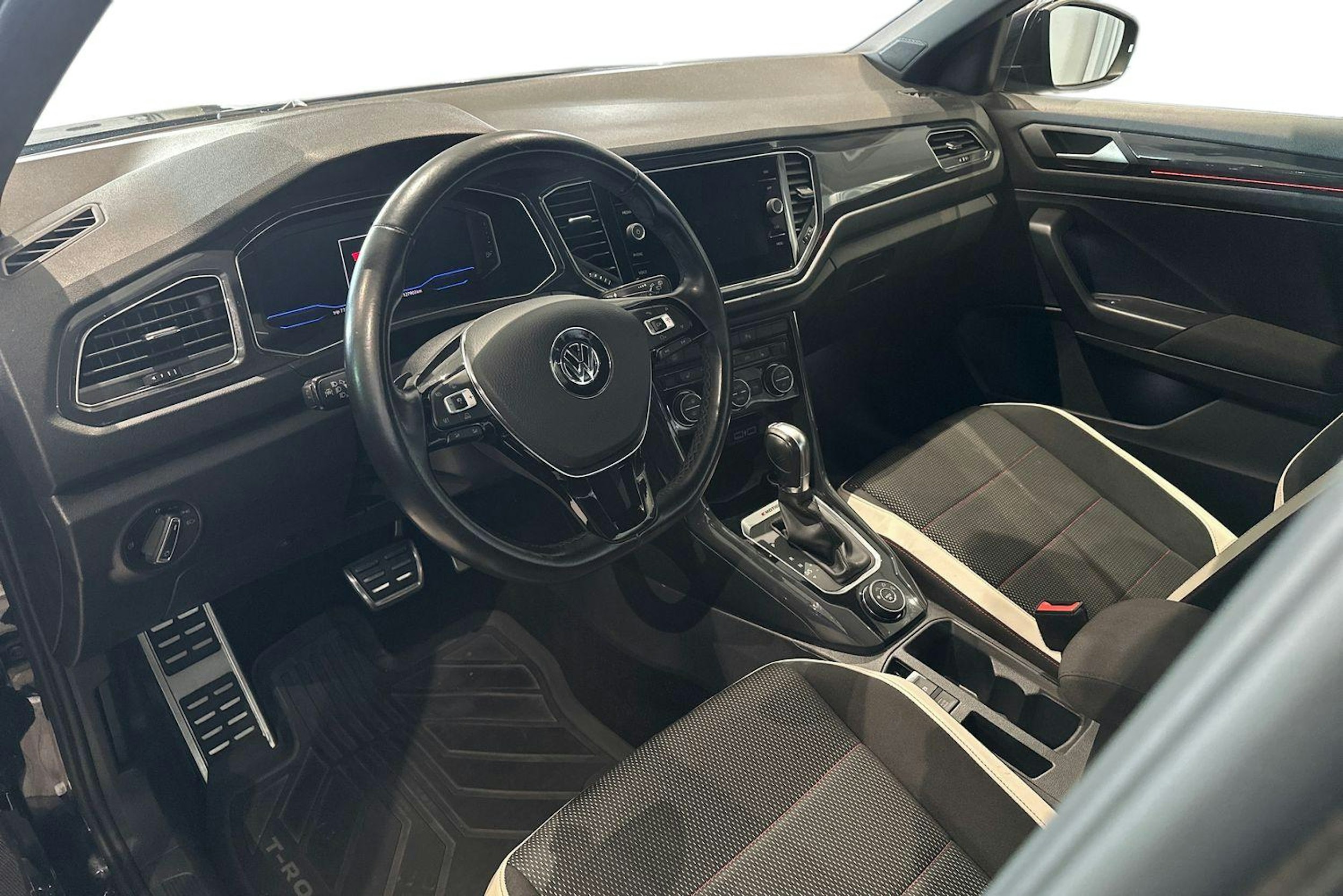 musta Volkswagen T-Roc 2018 kuva 7.