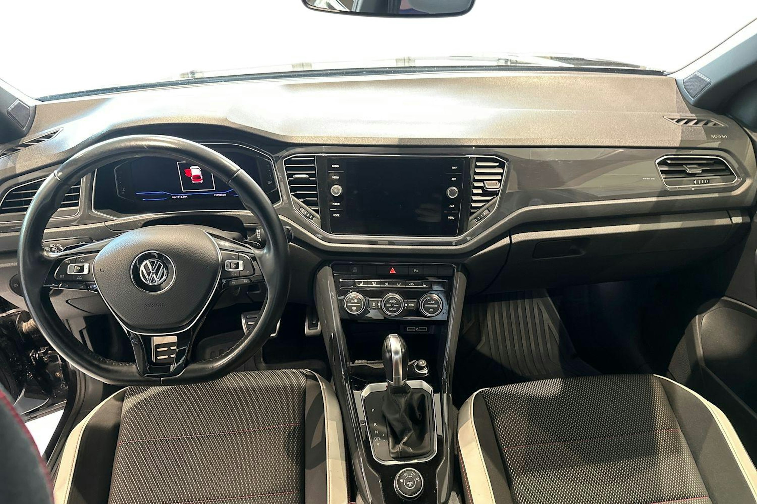 musta Volkswagen T-Roc 2018 kuva 9.