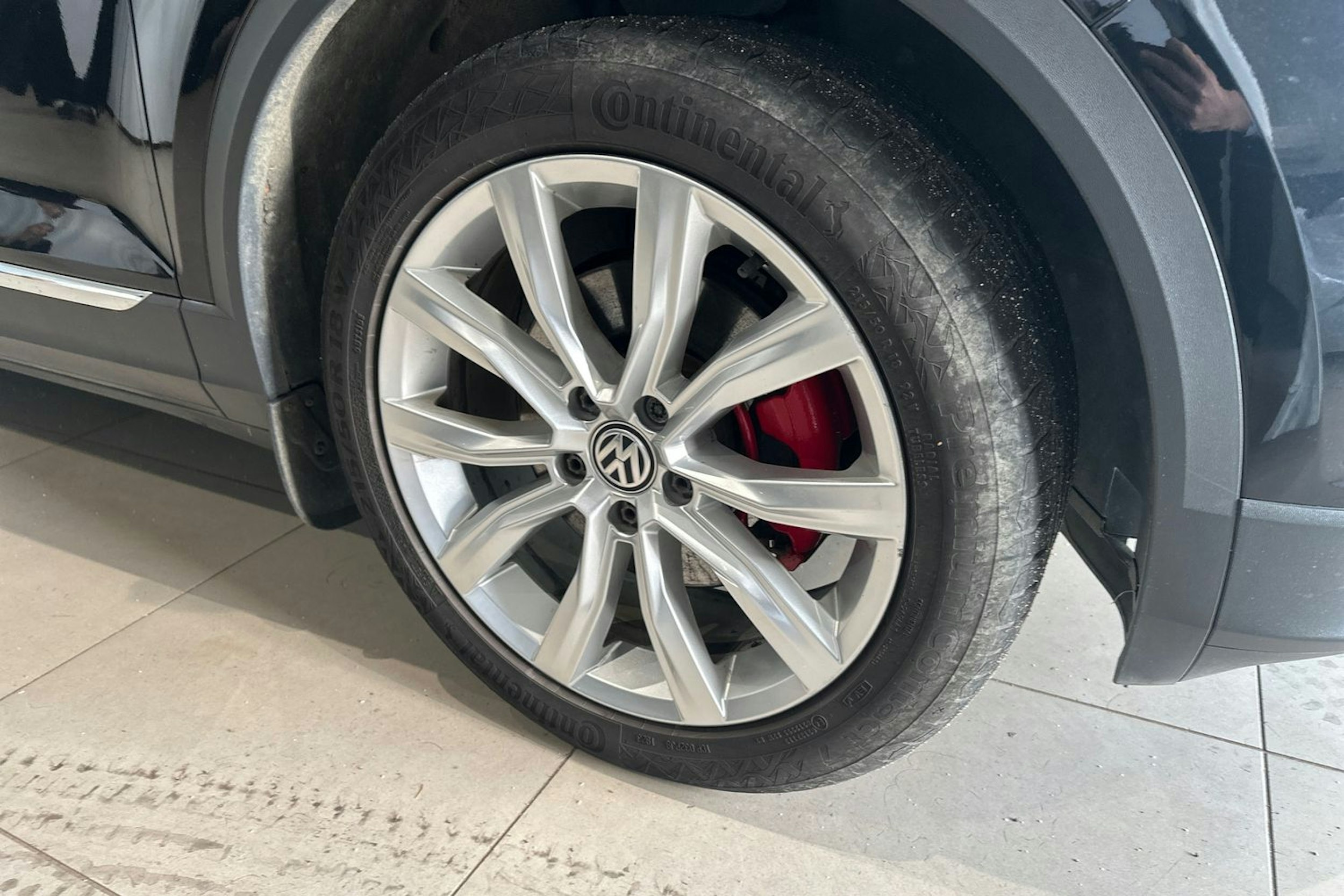 musta Volkswagen T-Roc 2018 kuva 11.