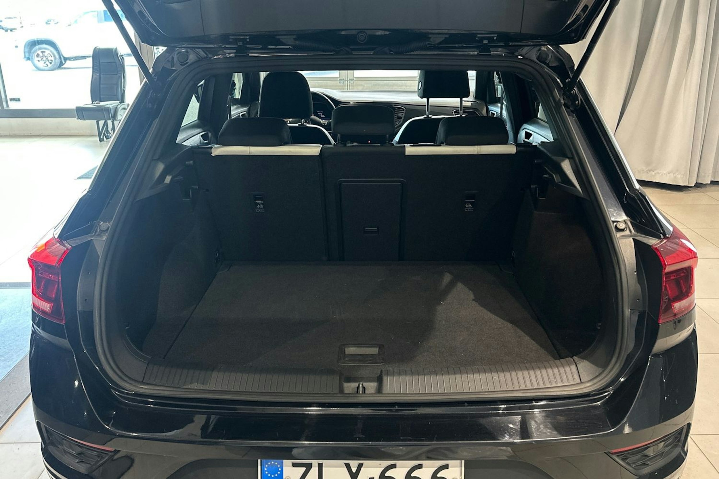musta Volkswagen T-Roc 2018 kuva 14.
