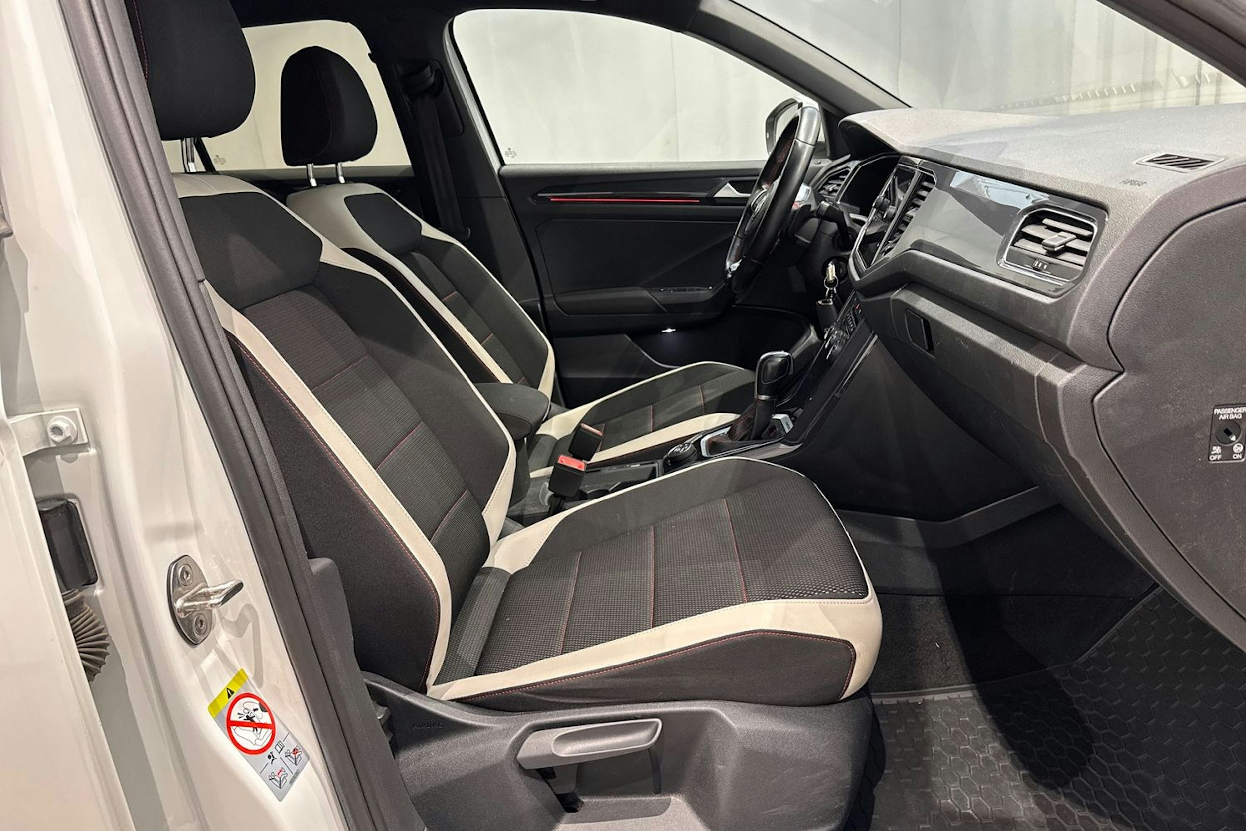 valkoinen Volkswagen T-Roc 2019 kuva 18.