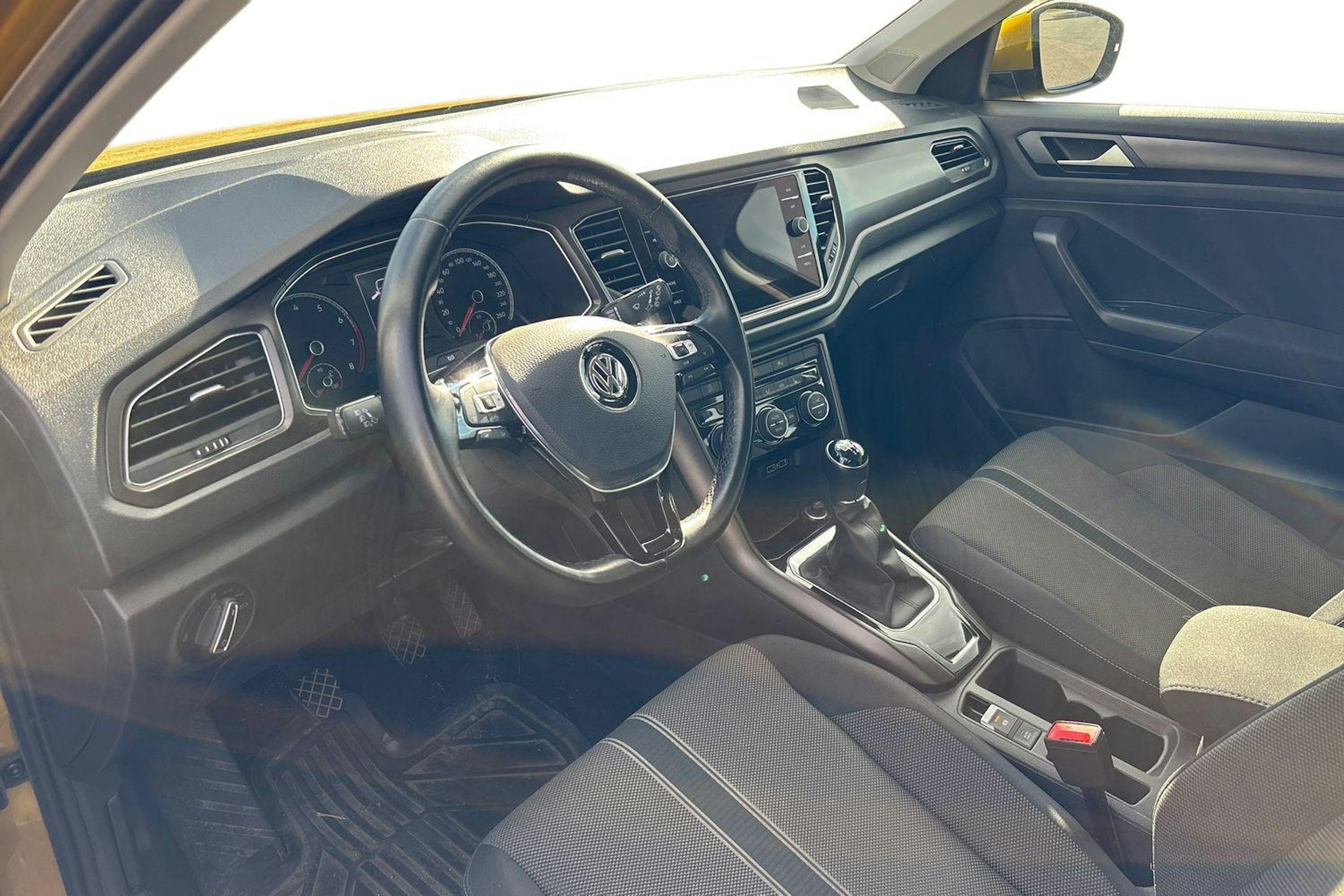 Keltainen Volkswagen T-Roc 2019 kuva 3.