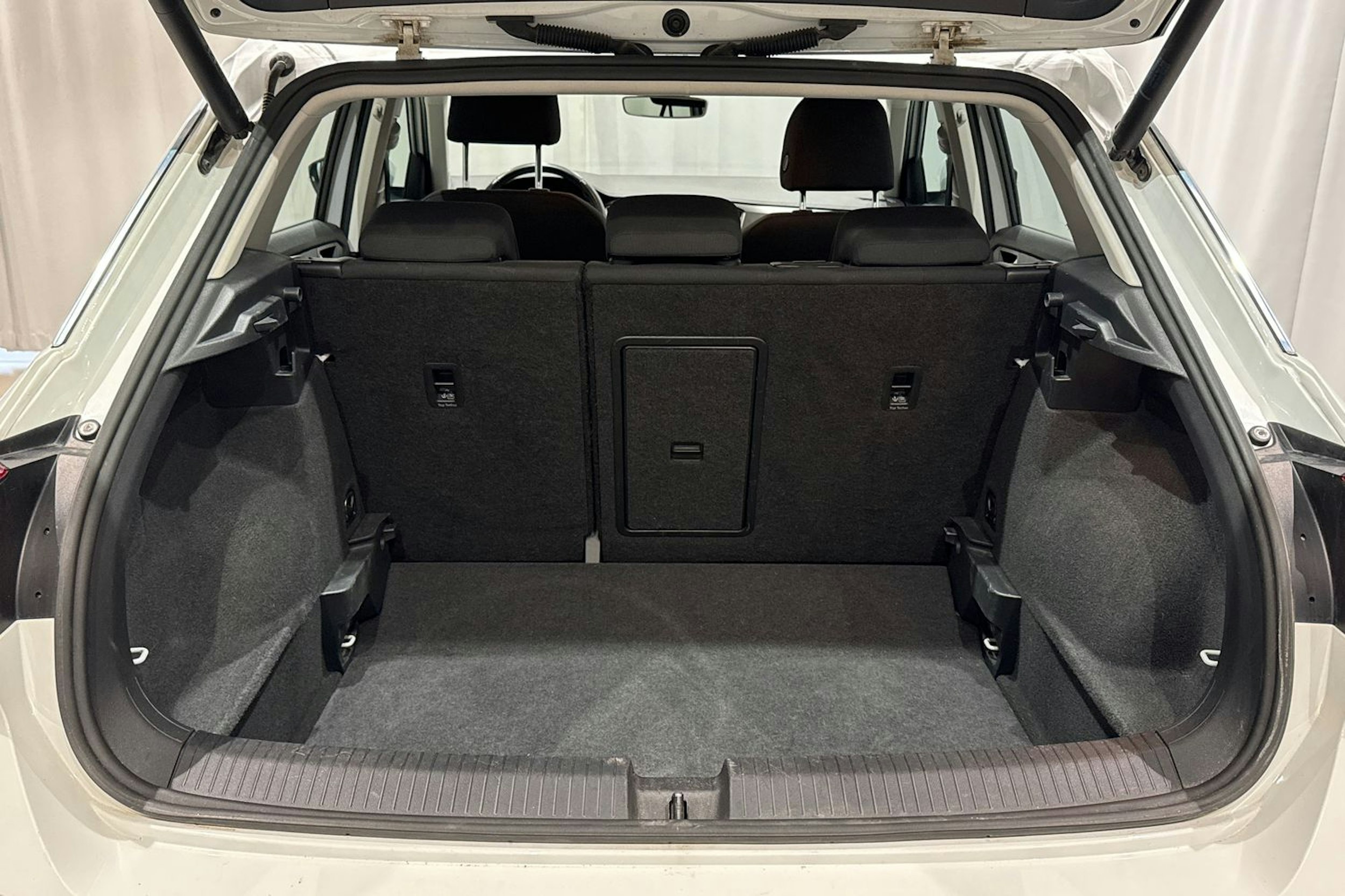 valkoinen Volkswagen T-Roc 2019 kuva 15.
