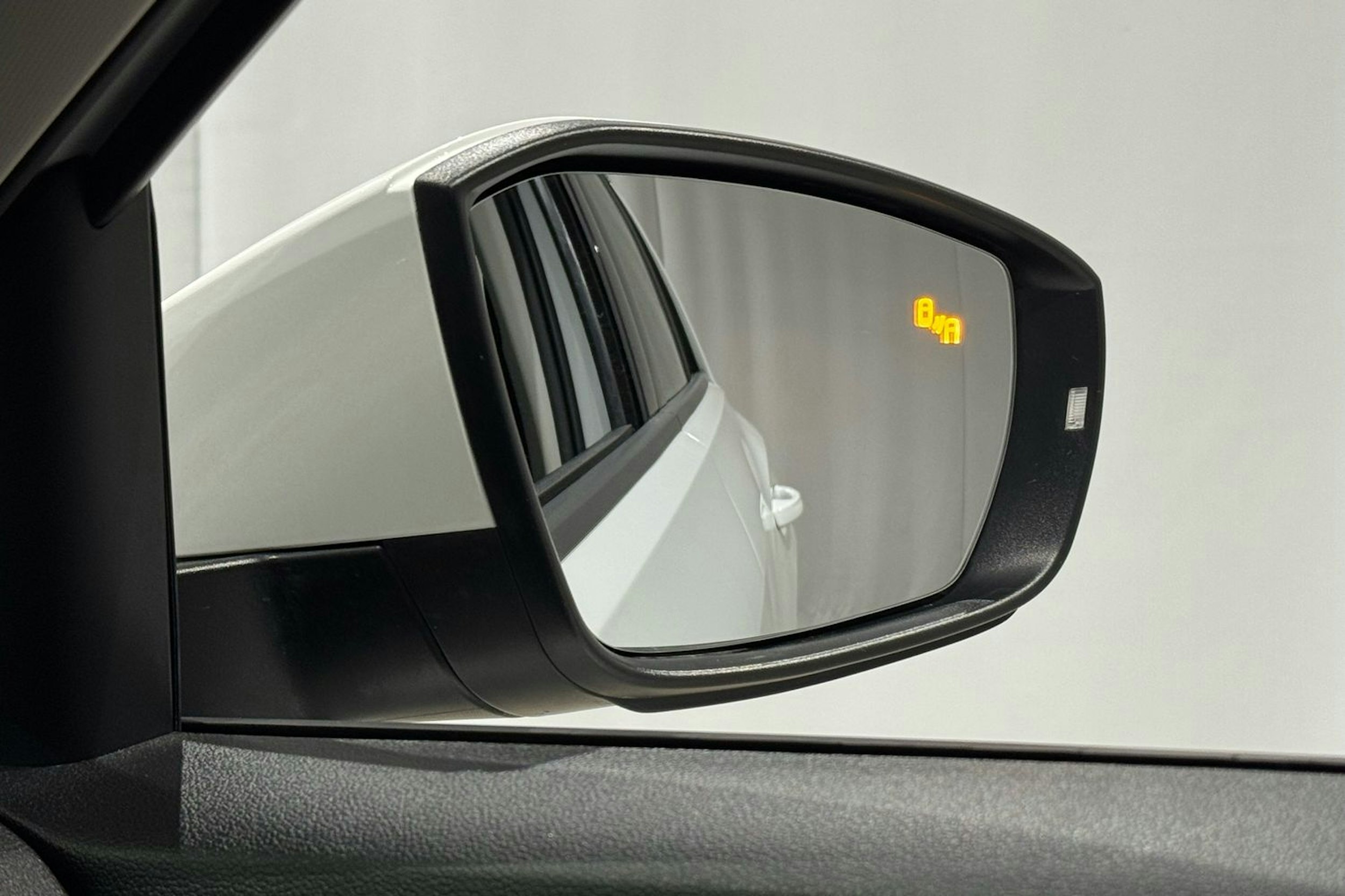 valkoinen Volkswagen T-Roc 2019 kuva 26.