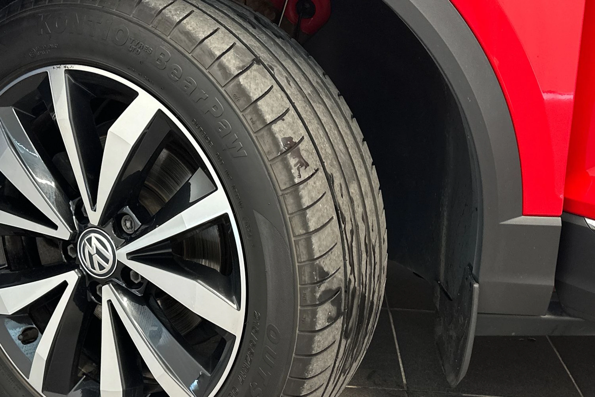 punainen Volkswagen T-Roc 2019 kuva 10.