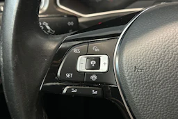 punainen Volkswagen T-Roc 2019 kuva 16.