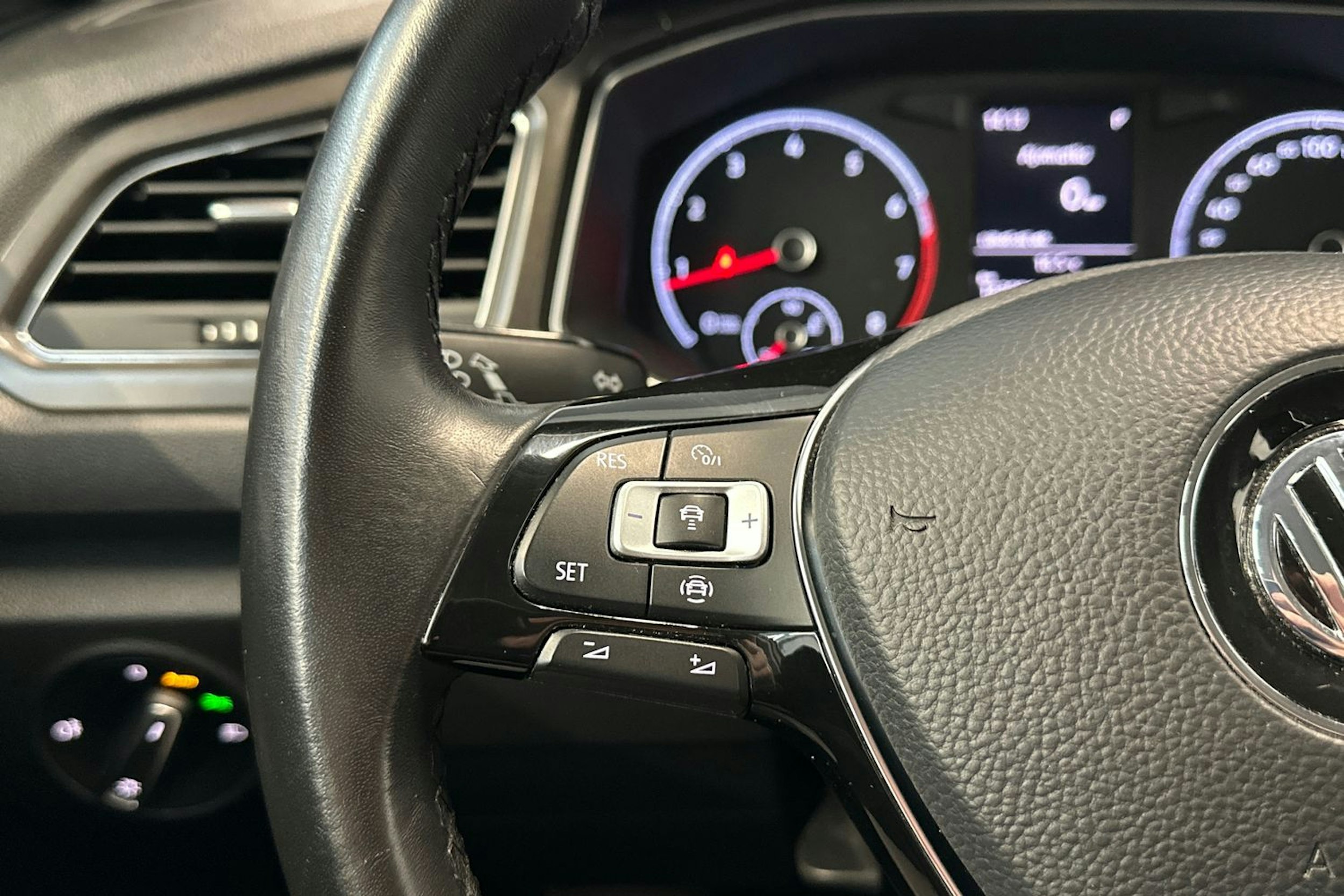 valkoinen Volkswagen T-Roc 2019 kuva 16.