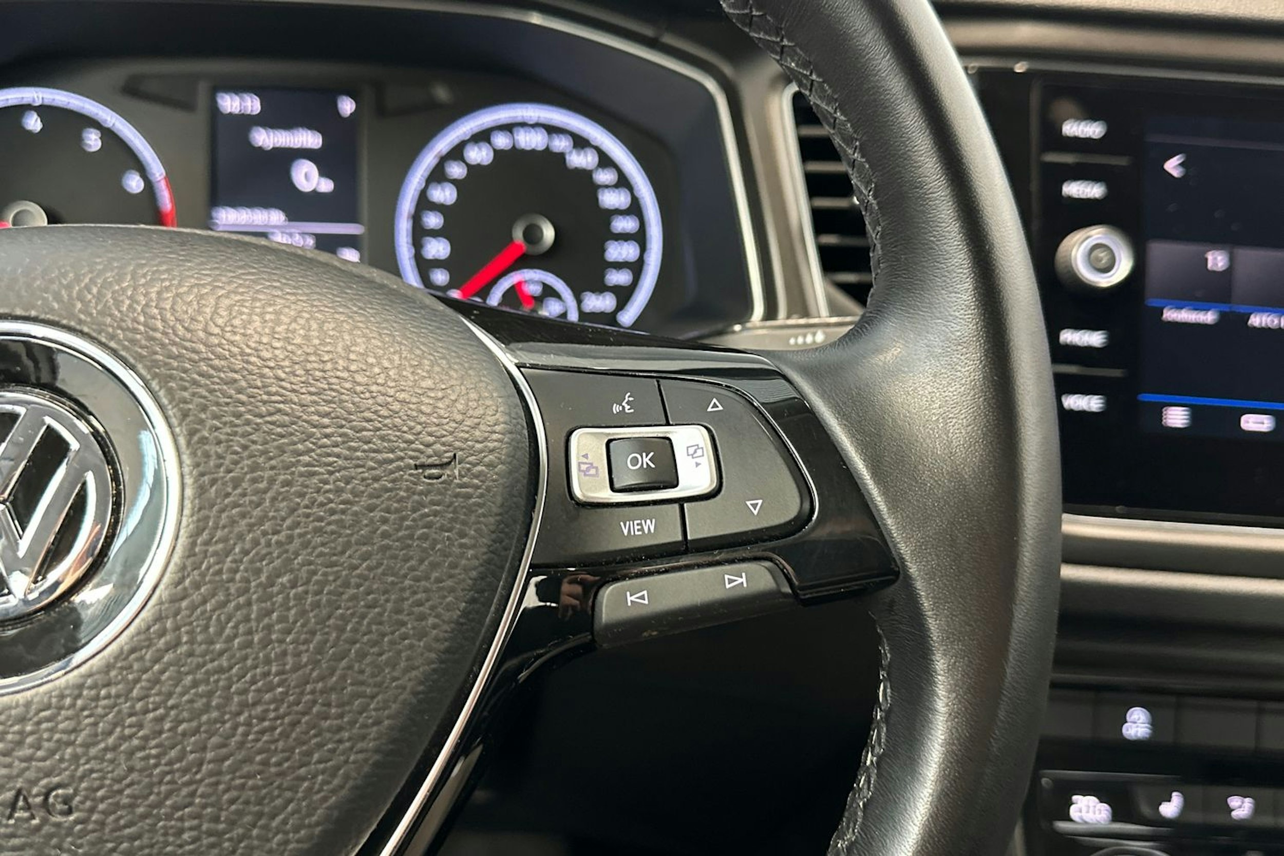 valkoinen Volkswagen T-Roc 2019 kuva 17.