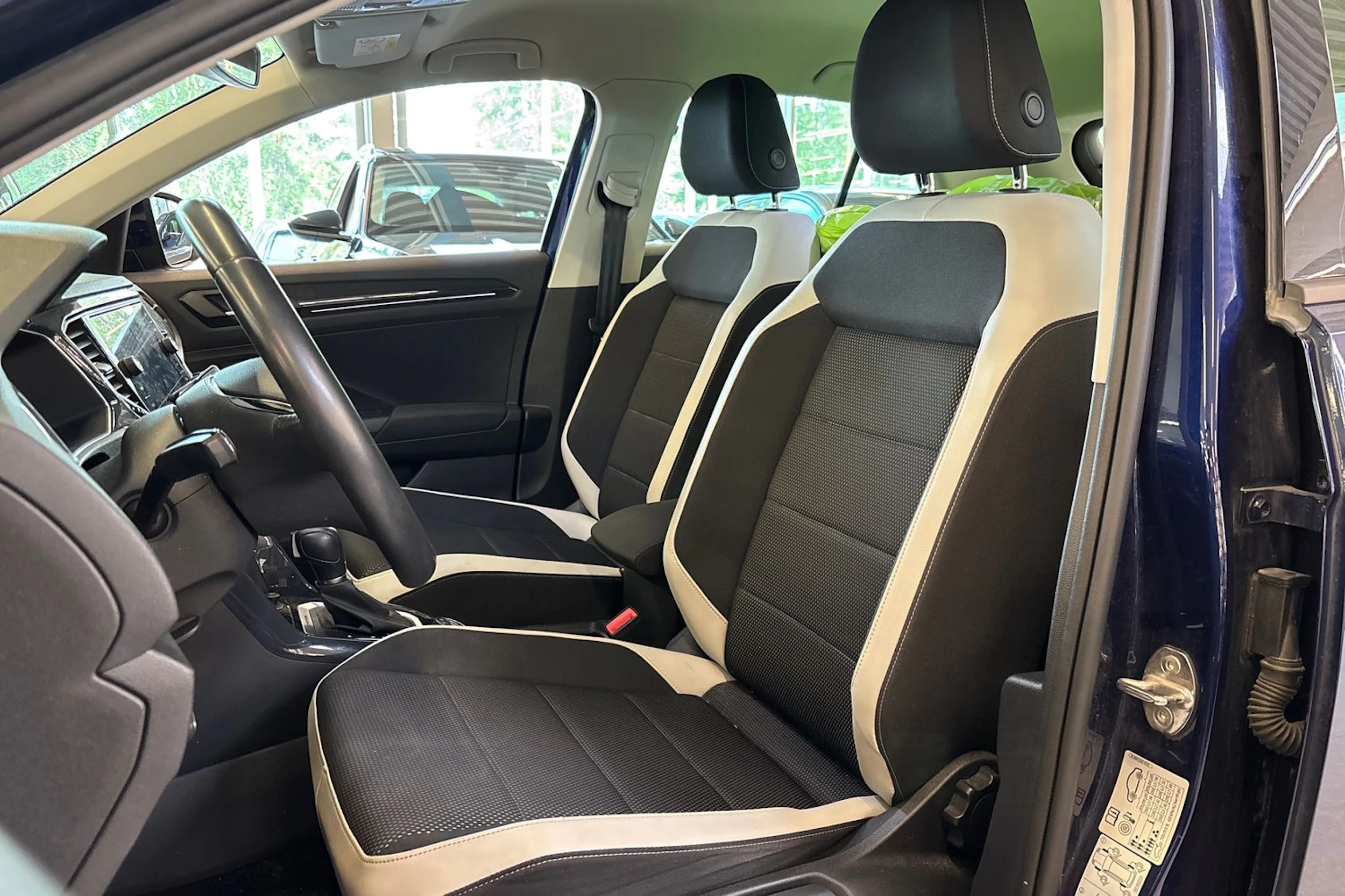 Sininen Volkswagen T-Roc 2019 kuva 4.