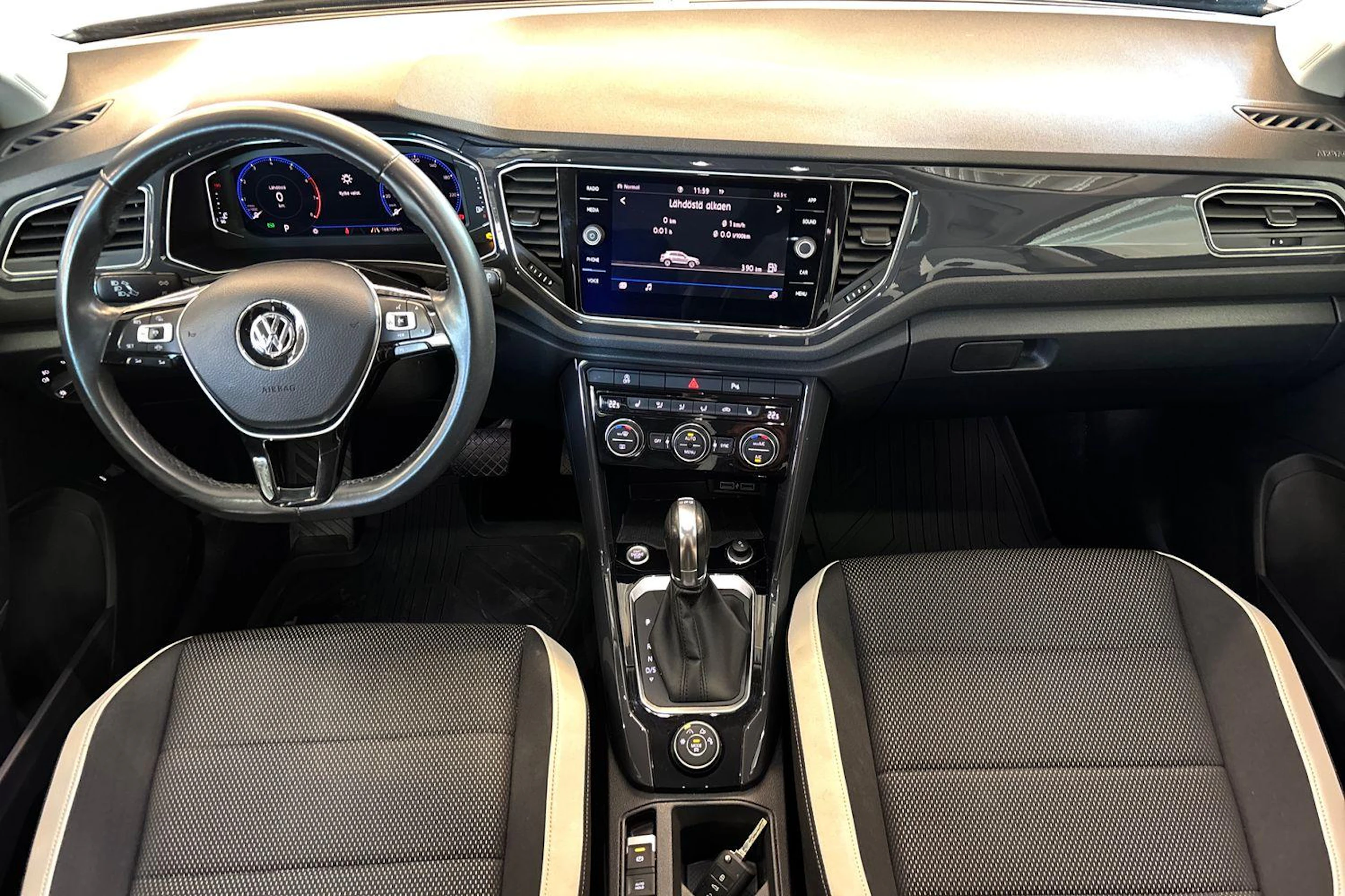 Sininen Volkswagen T-Roc 2019 kuva 7.