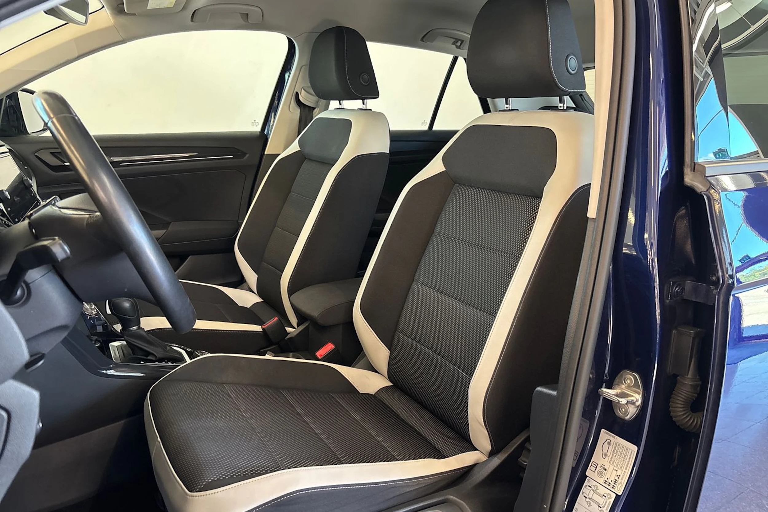 Sininen Volkswagen T-Roc 2019 kuva 13.