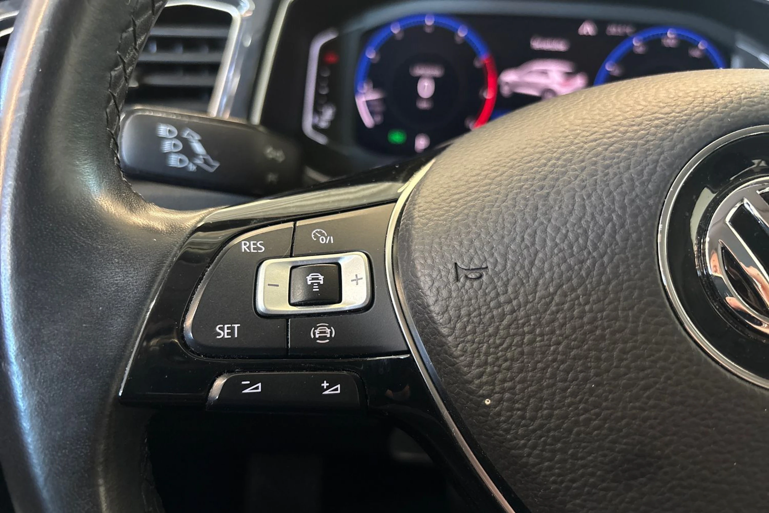 Sininen Volkswagen T-Roc 2019 kuva 15.