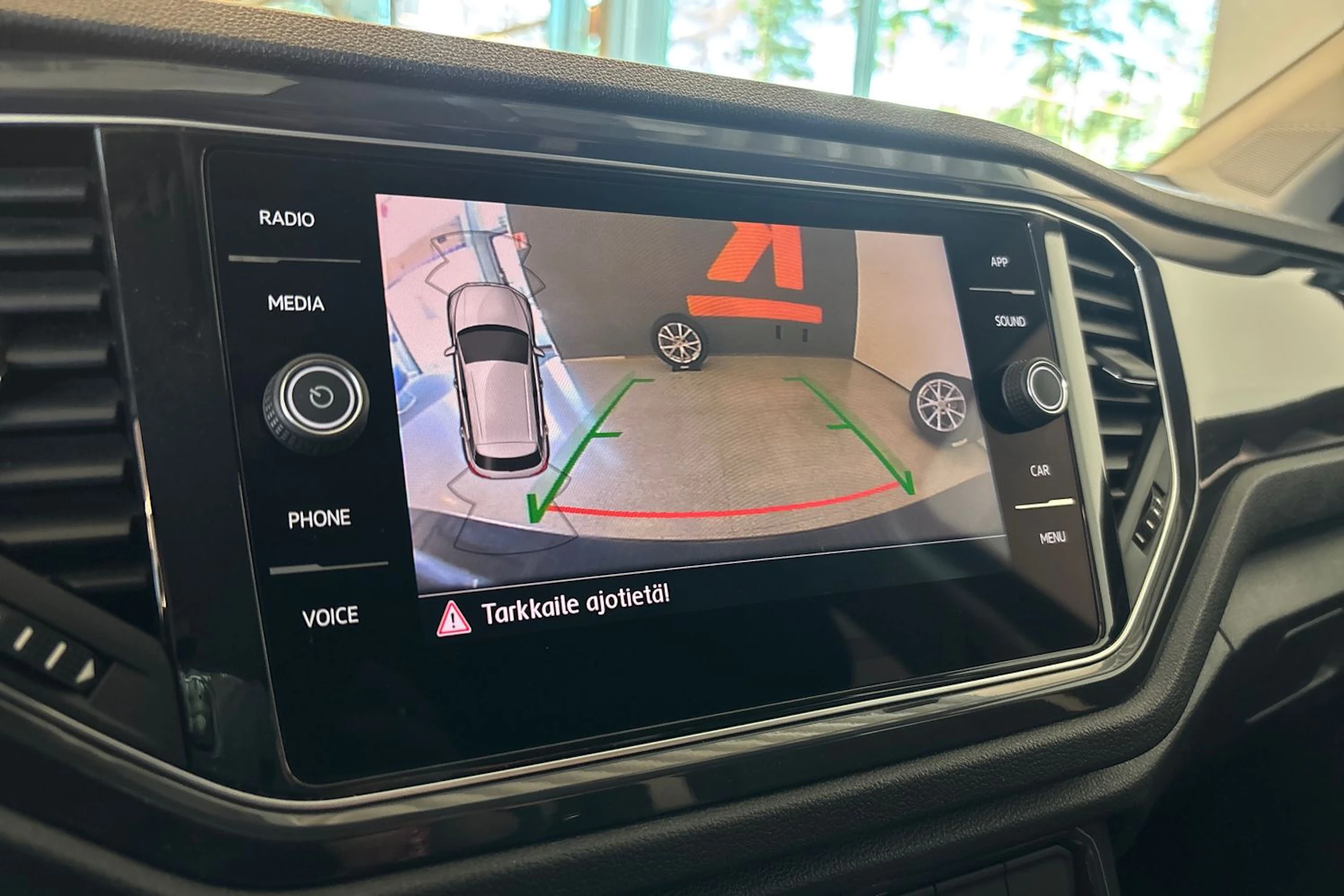 Sininen Volkswagen T-Roc 2019 kuva 18.