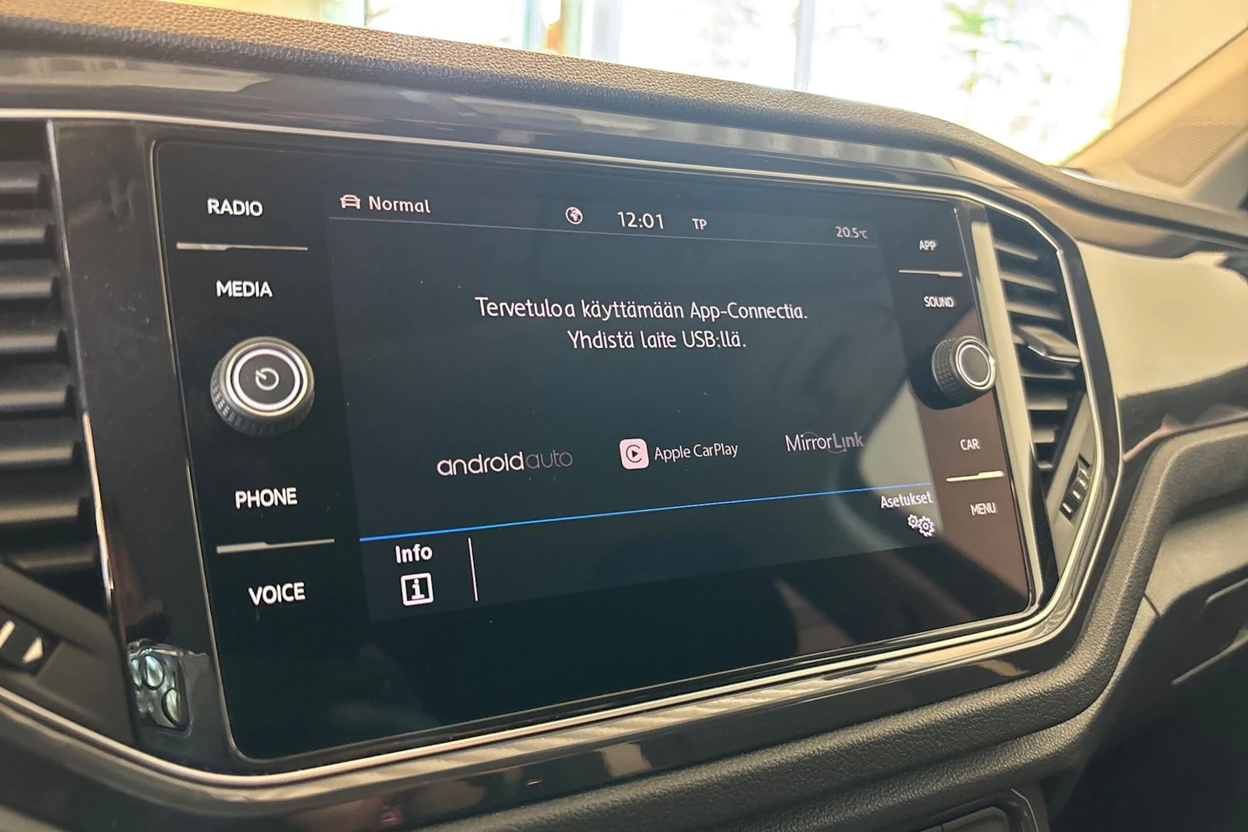 Sininen Volkswagen T-Roc 2019 kuva 19.