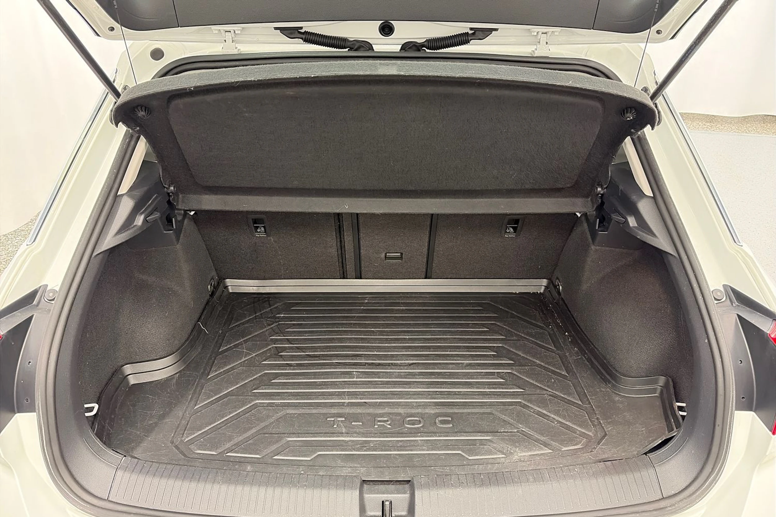 valkoinen Volkswagen T-Roc 2019 kuva 10.
