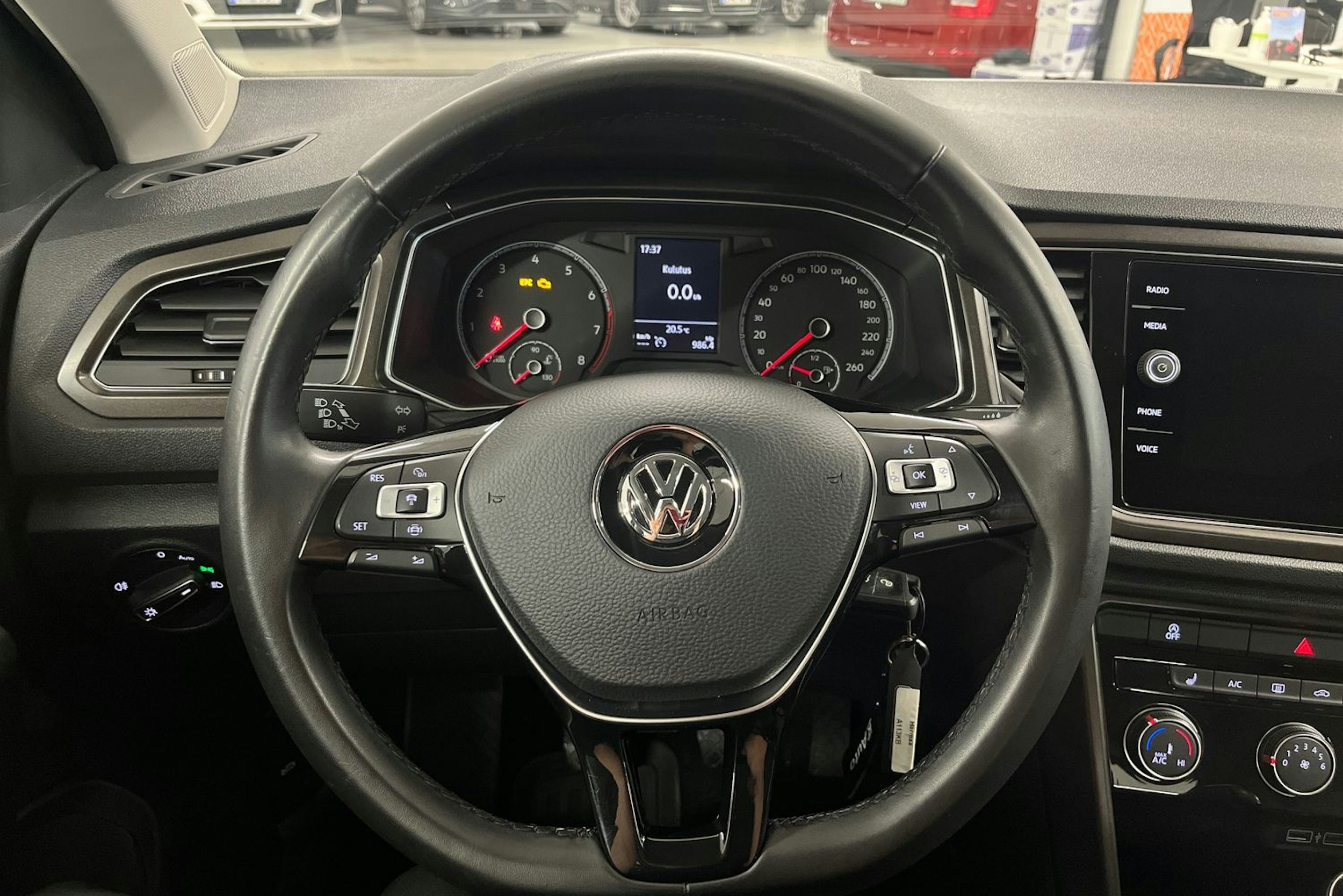 Harmaa Volkswagen T-Roc 2019 kuva 16.