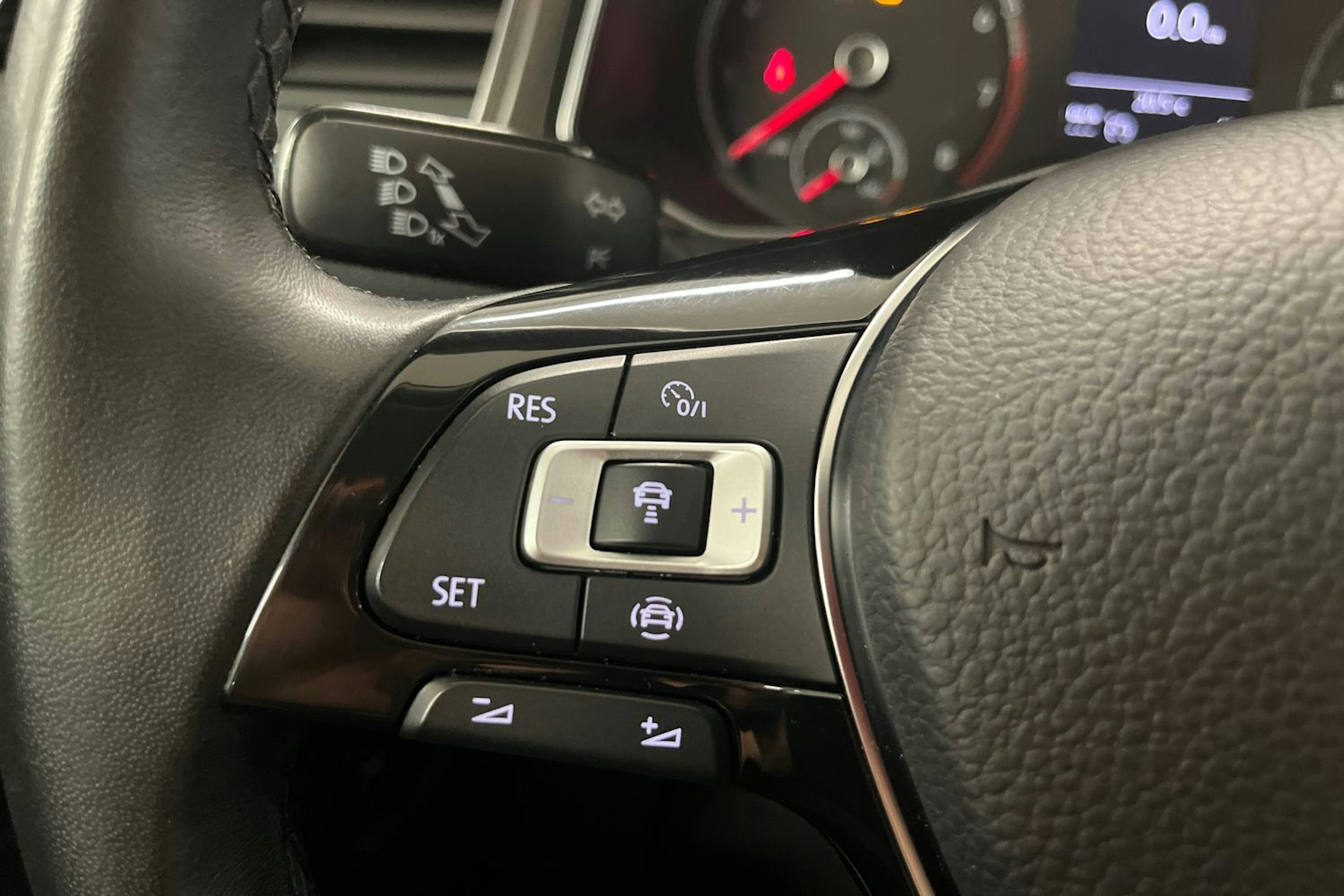Harmaa Volkswagen T-Roc 2019 kuva 18.