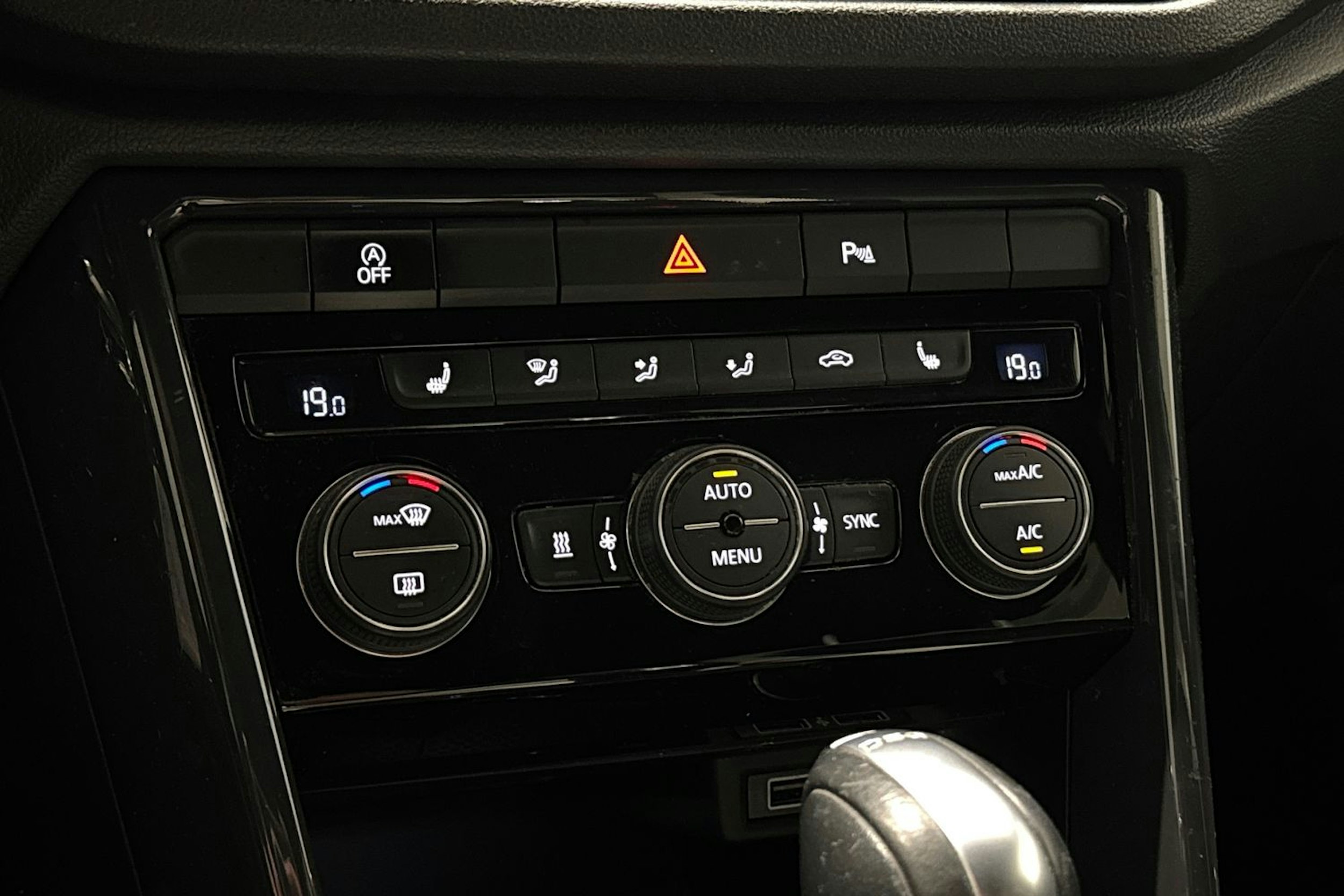valkoinen Volkswagen T-Roc 2019 kuva 14.