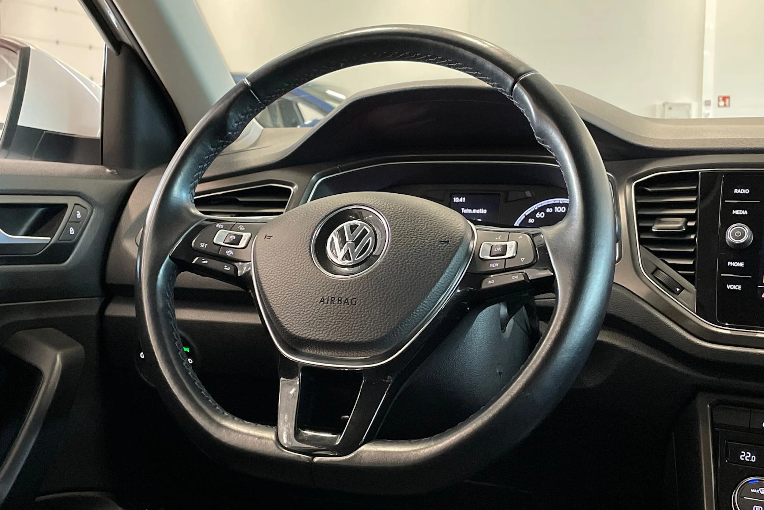 valkoinen Volkswagen T-Roc 2019 kuva 12.