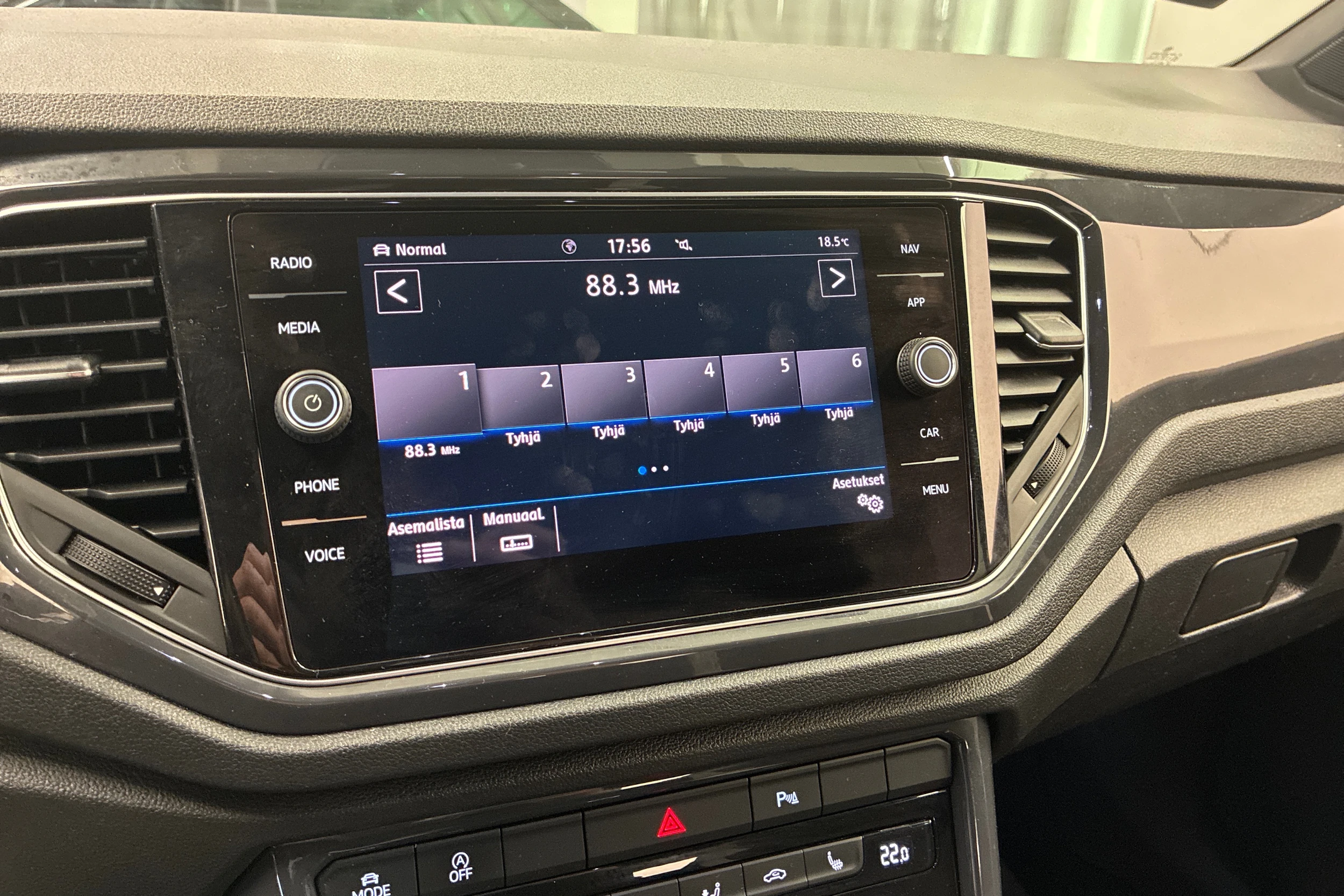 musta Volkswagen T-Roc 2019 kuva 17.